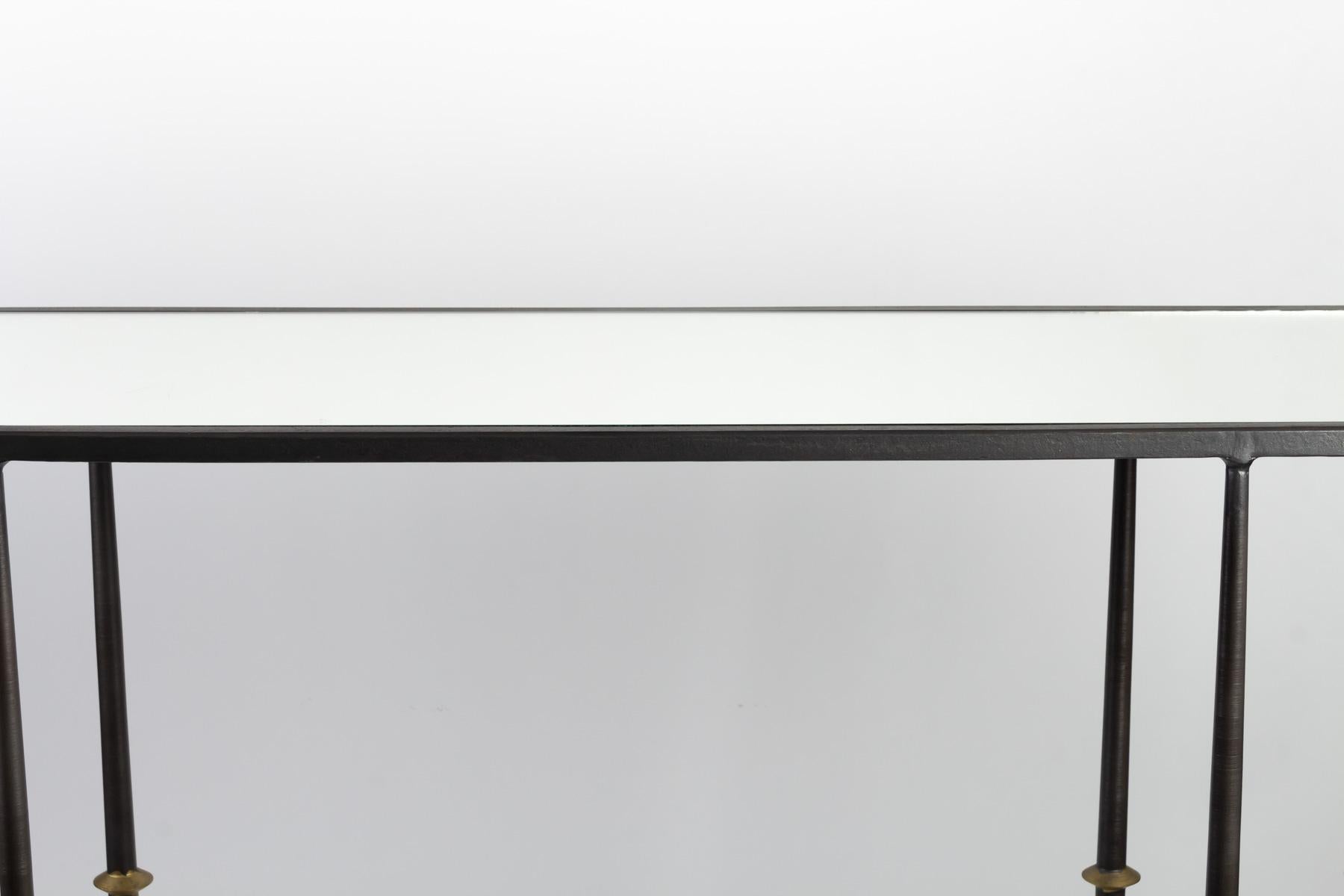 Pair of iron consoles, mirror tray. Contemporary work.
Measures: H 76 cm, W 100 cm, D 35 cm.