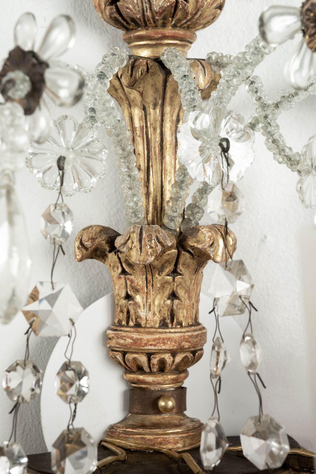Coppia di lampade in ferro, cristallo e legno d'orato intagliato In condizioni buone in vendita a Houston, TX