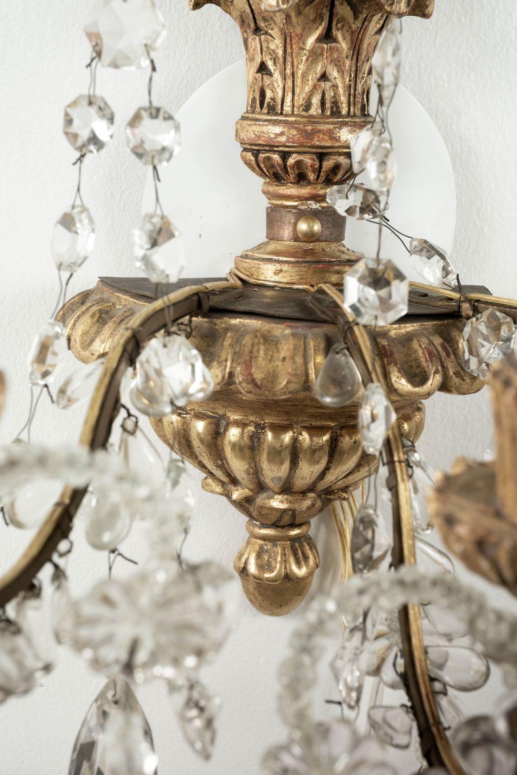 Coppia di lampade in ferro, cristallo e legno d'orato intagliato in vendita 2