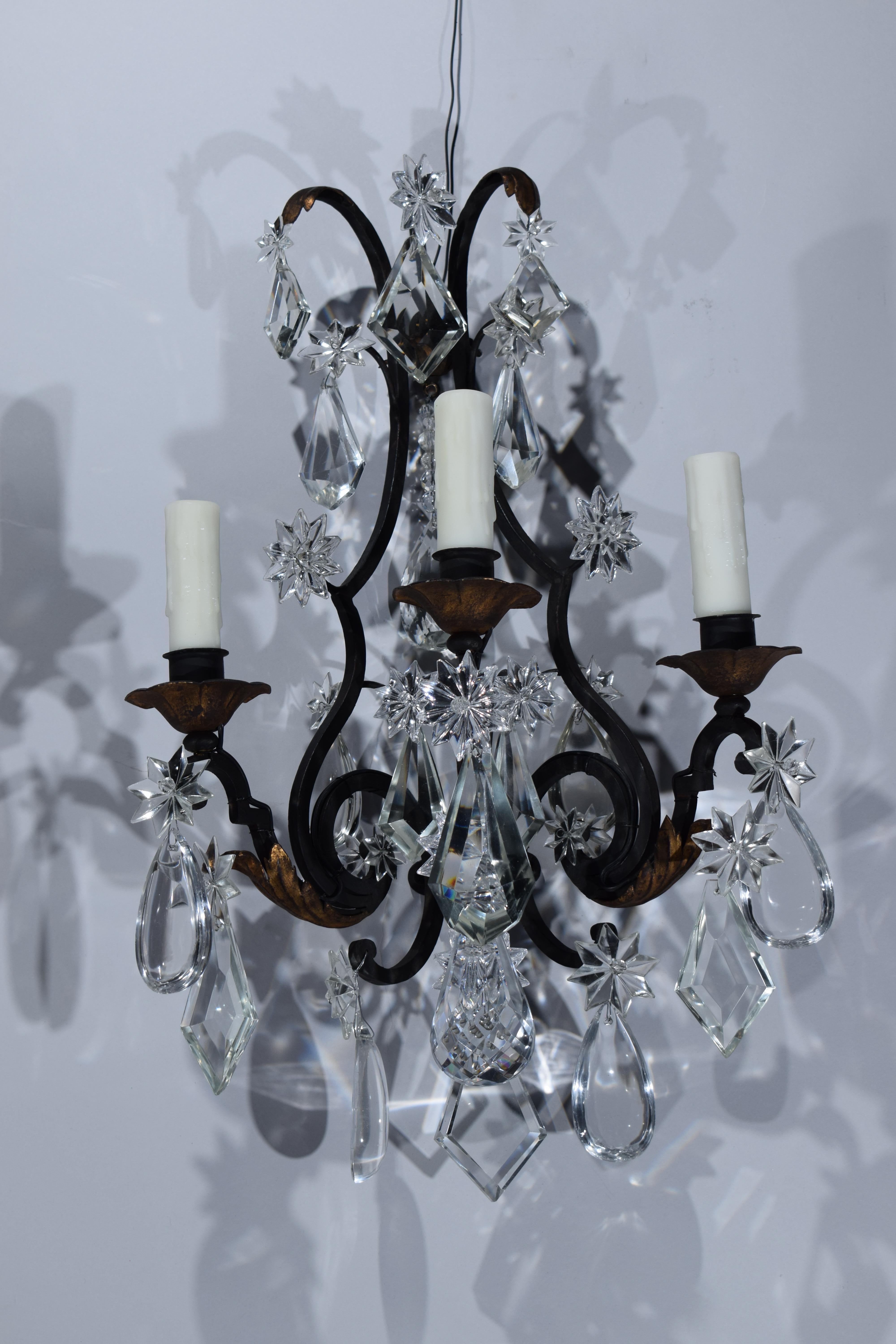Français Paire d'appliques murales en fer et cristal de style Louis XV. en vente