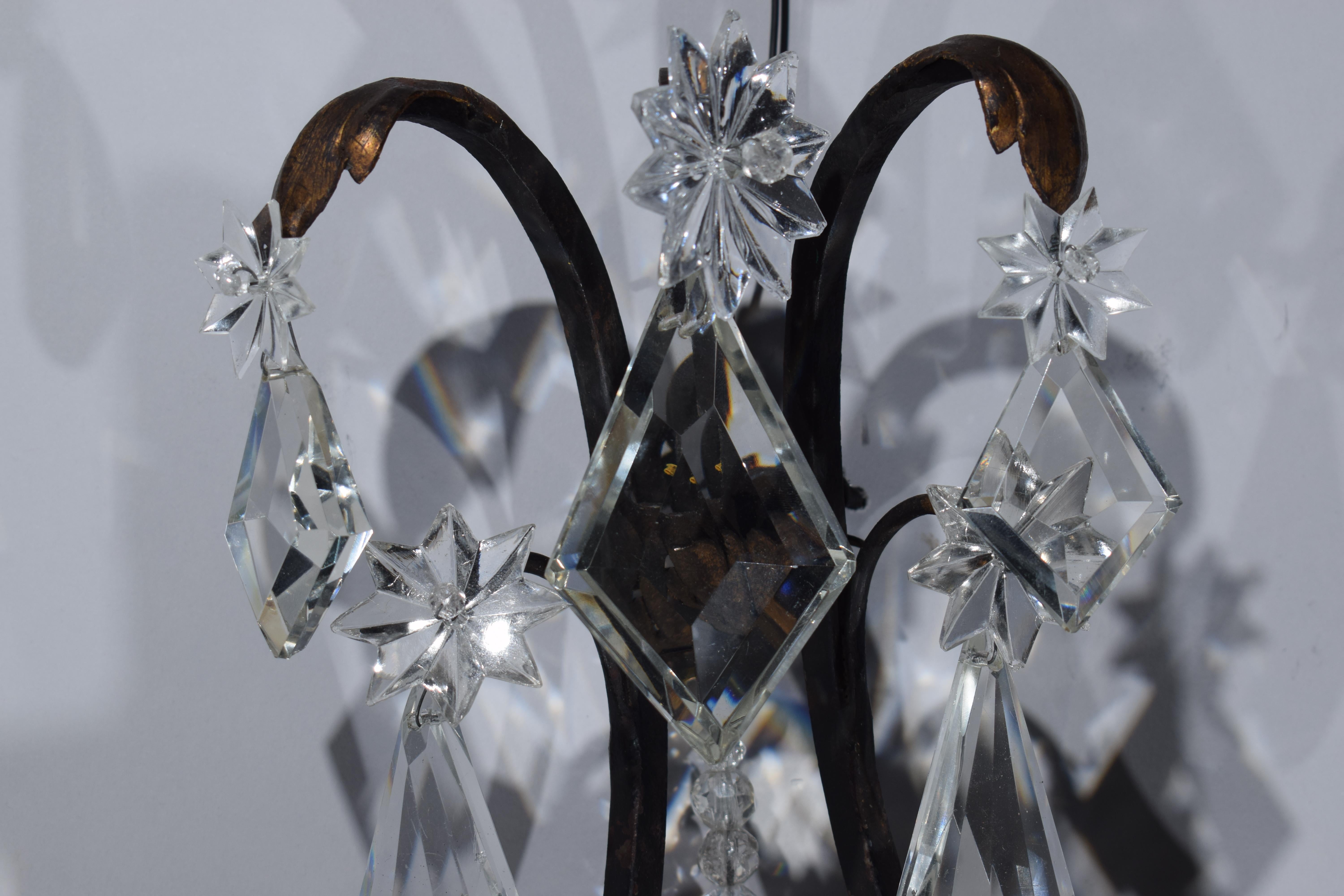 Début du 20ème siècle Paire d'appliques murales en fer et cristal de style Louis XV. en vente