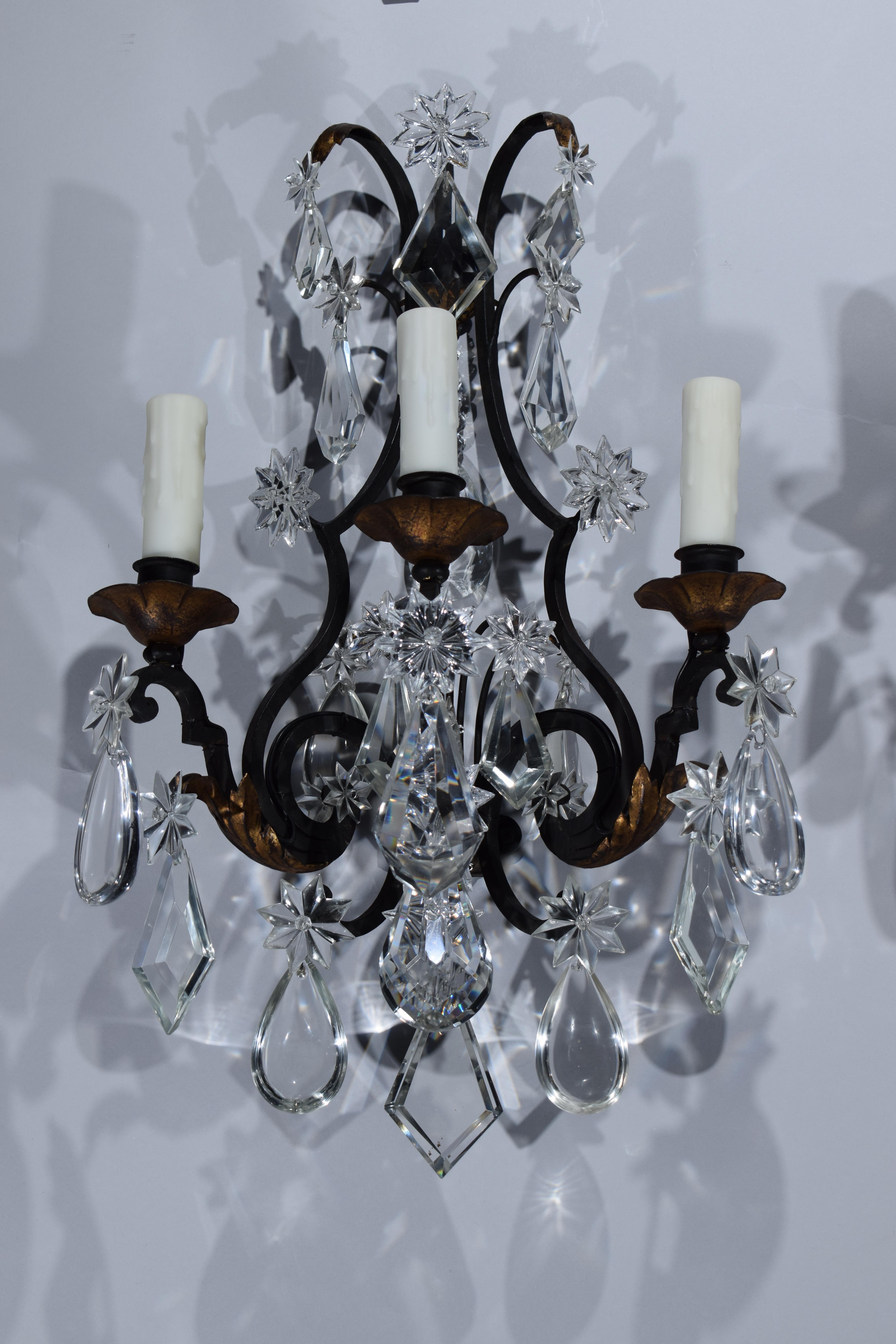 Cristal Paire d'appliques murales en fer et cristal de style Louis XV. en vente
