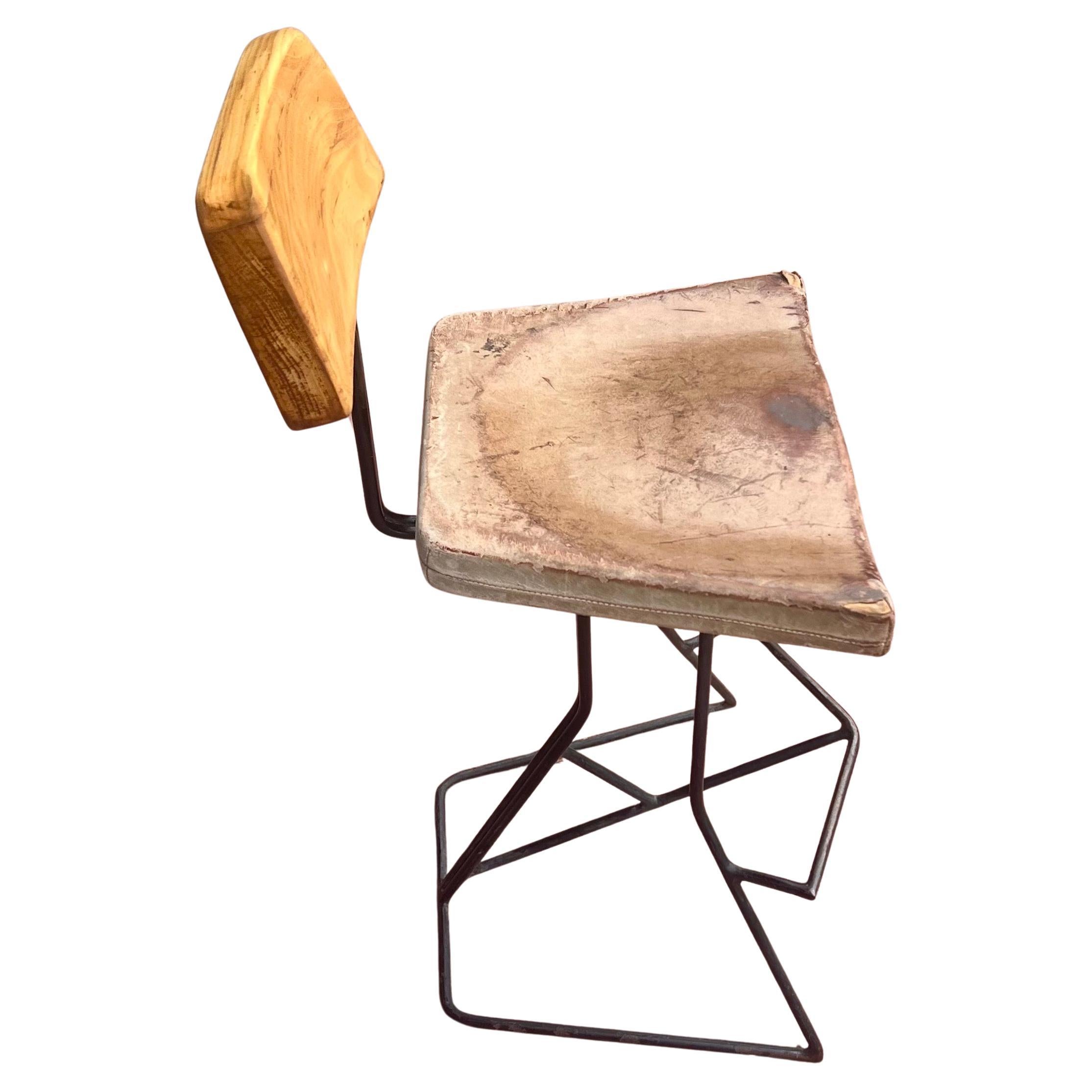 Distressed Solid Eisenrahmen mit Holzrücken und Leder bezogenen Sitz Paar Barhocker circa 1970's mit einem postmodernen Atomzeitalter Look, solide und robust sehr einzigartig fast brutalistischen Look, haben wir 2 weitere zur Verfügung.