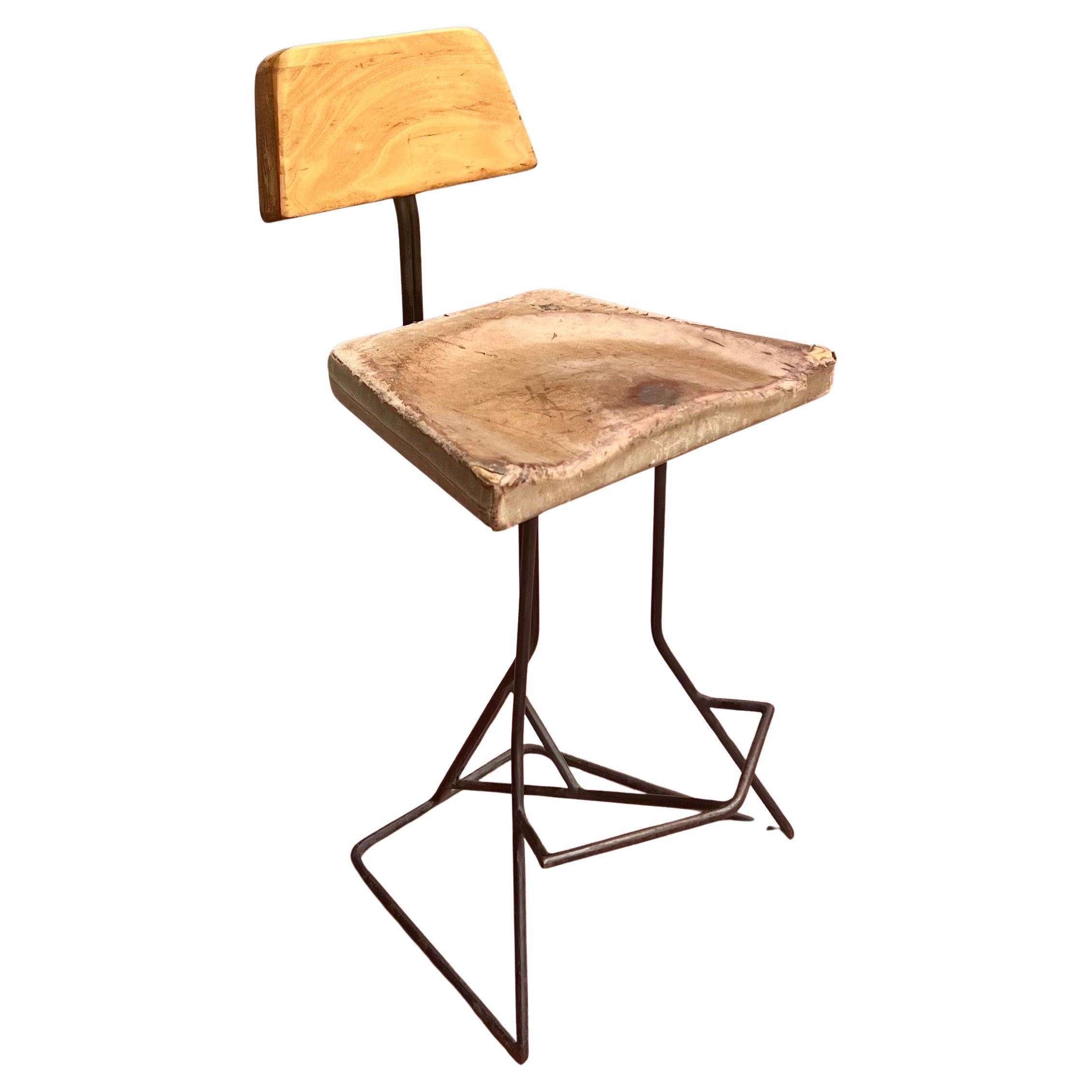 Paar Eisen Distressed Leder & Holz Barhocker 4 verfügbar (Moderne der Mitte des Jahrhunderts) im Angebot