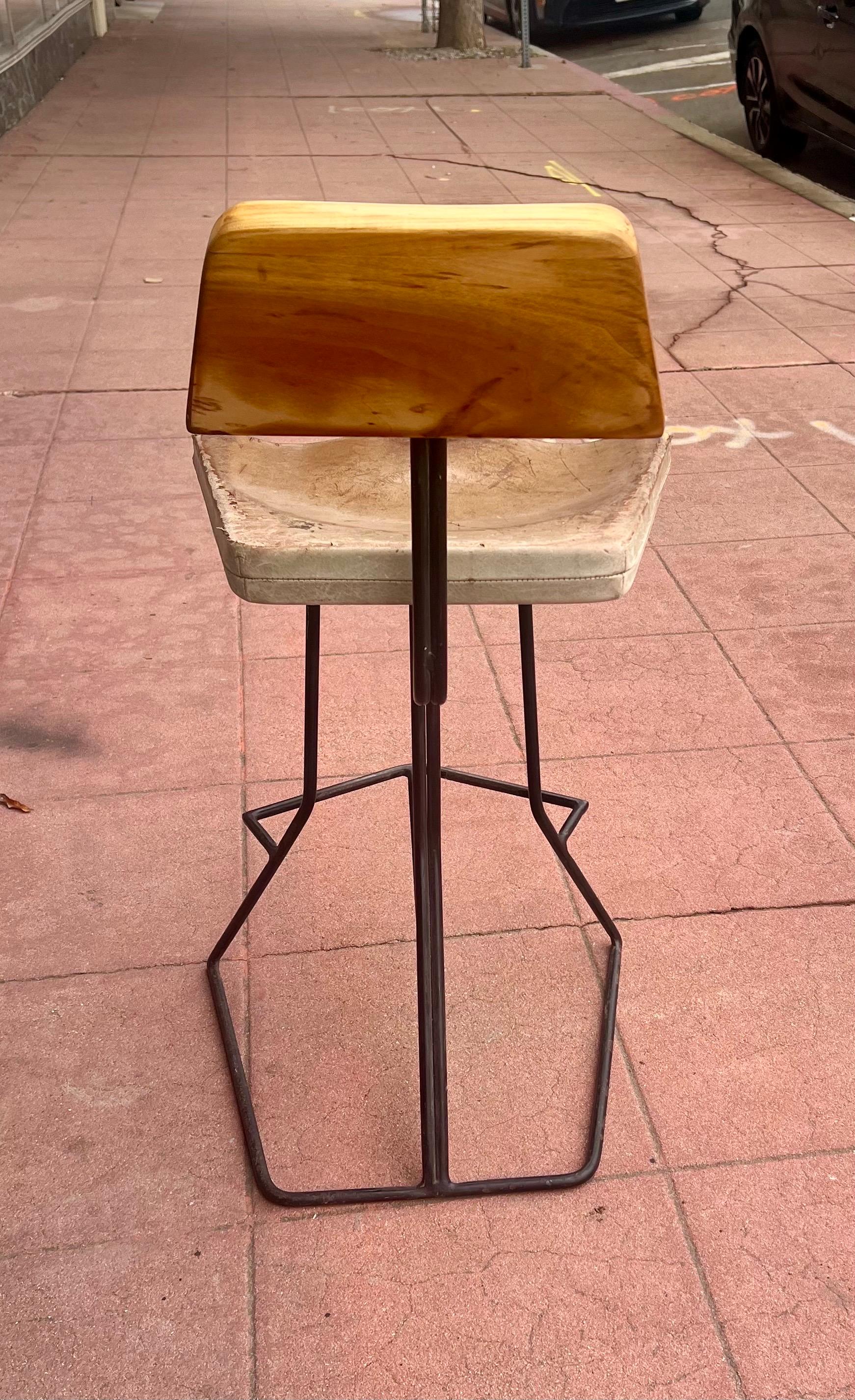 Paar Eisen Distressed Leder & Holz Barhocker 4 verfügbar (amerikanisch) im Angebot