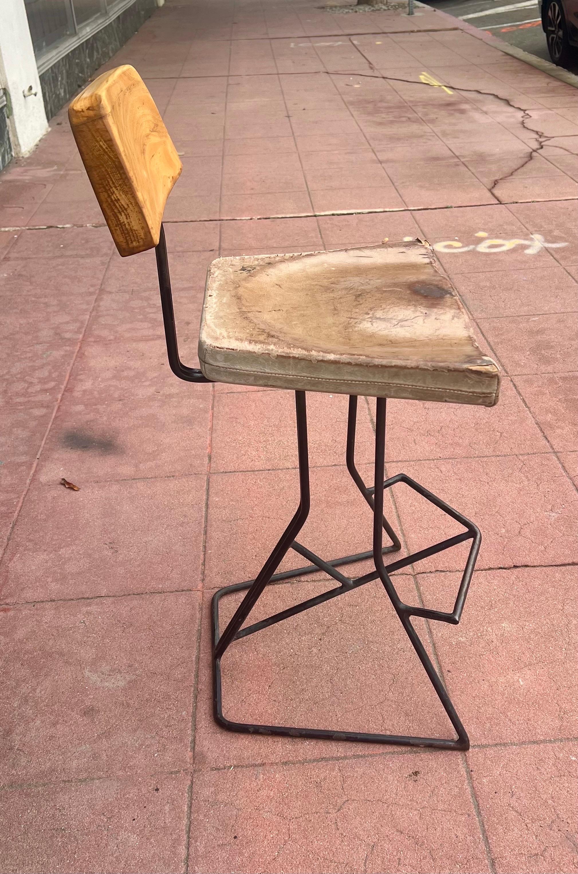 Paar Eisen Distressed Leder & Holz Barhocker 4 verfügbar im Zustand „Gut“ im Angebot in San Diego, CA