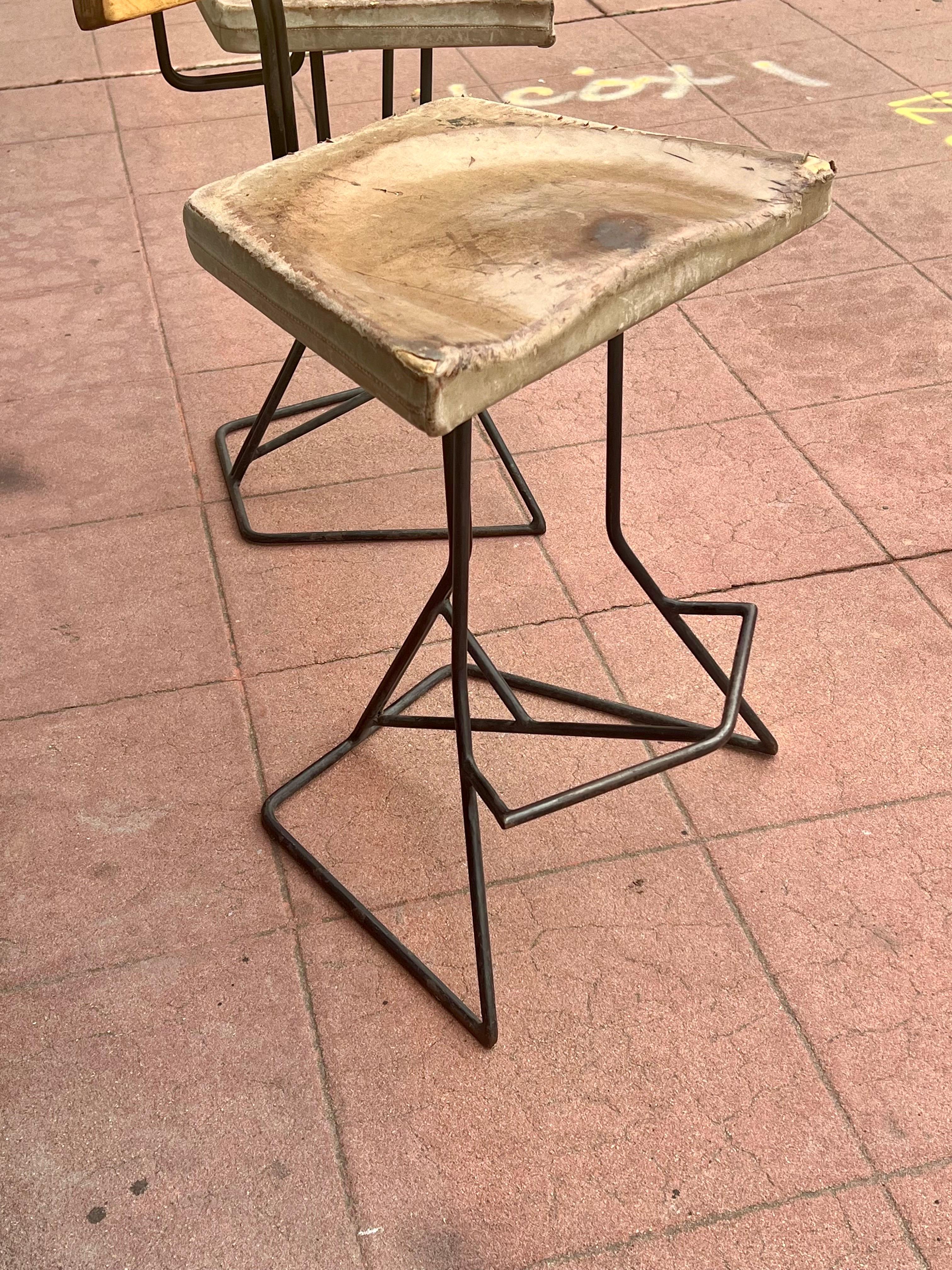 Paar Eisen Distressed Leder & Holz Barhocker 4 verfügbar (20. Jahrhundert) im Angebot