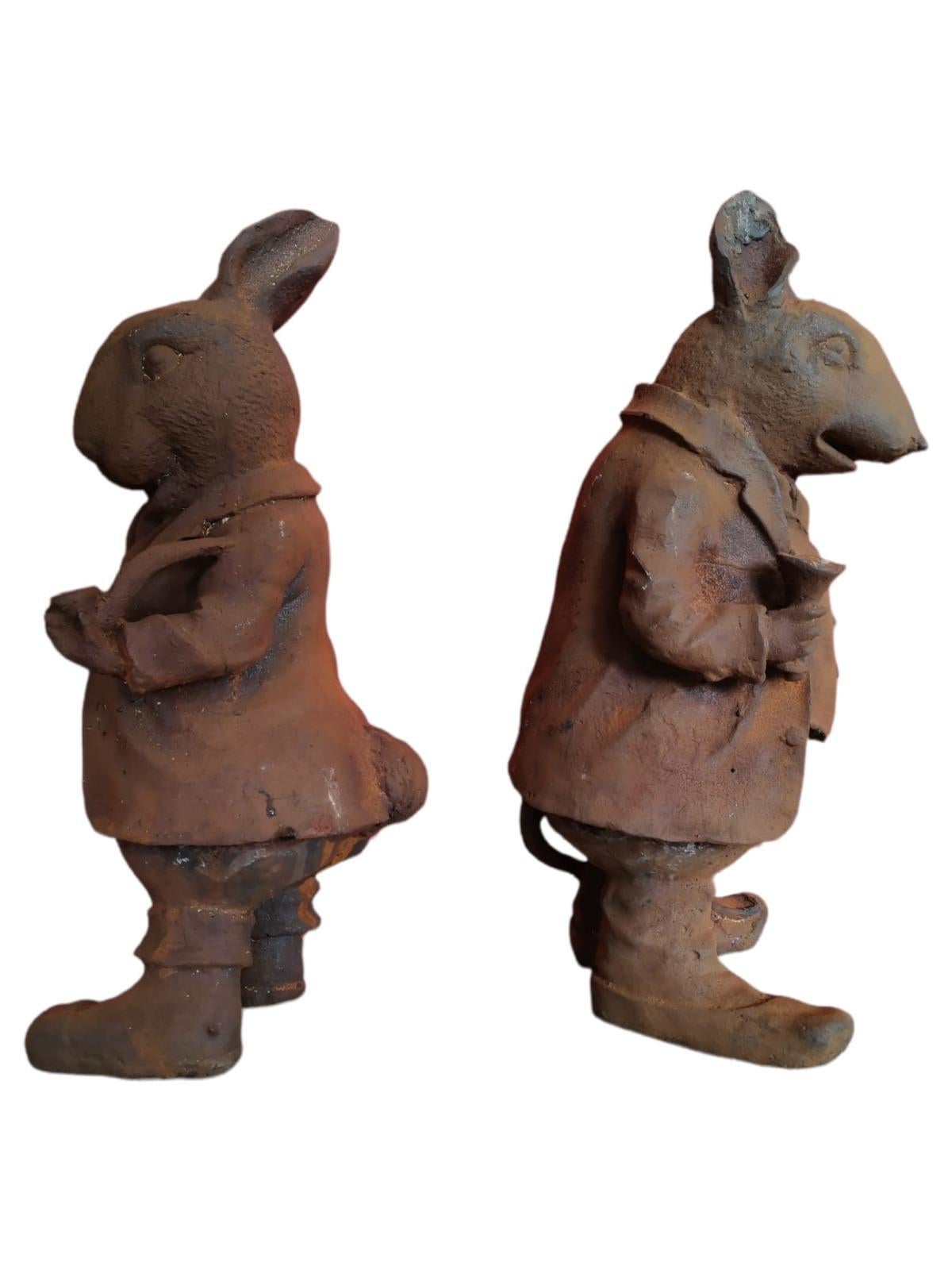 Coppia di figure in ferro. Figure da giardino anni '50 in ferro battuto. Misura 45 cm di altezza. Buono stato