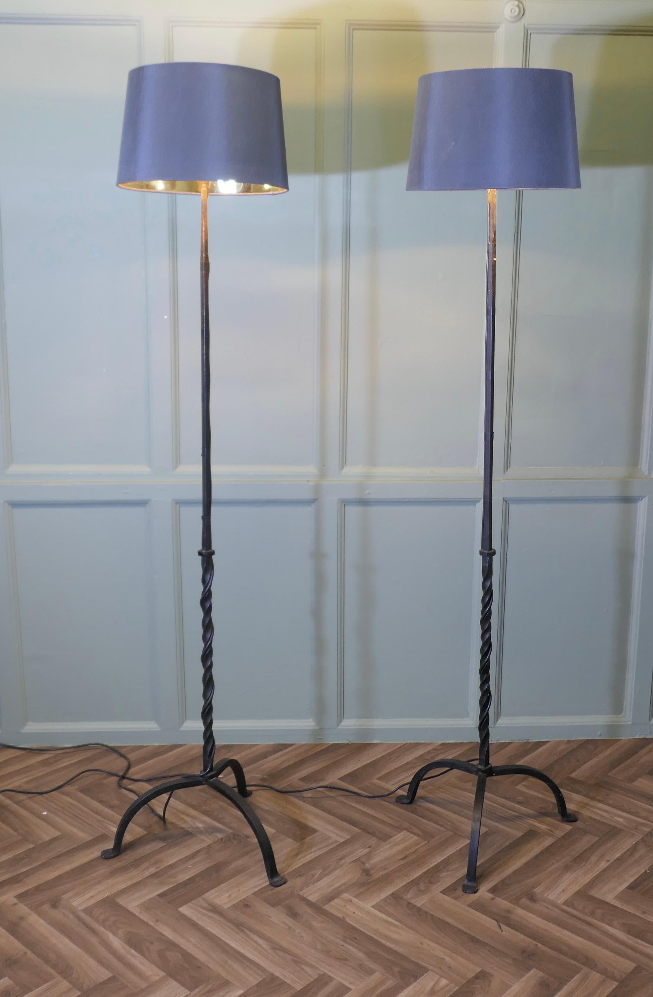 Pareja de Lámparas de Pie de Hierro, Lámparas Estándar Arts and Crafts   

Se trata de un buen par de lámparas de pie decorativas de gran peso, tienen una columna central retorcida y una base de 3 pies de estilo gótico.
Las lámparas son de muy buena