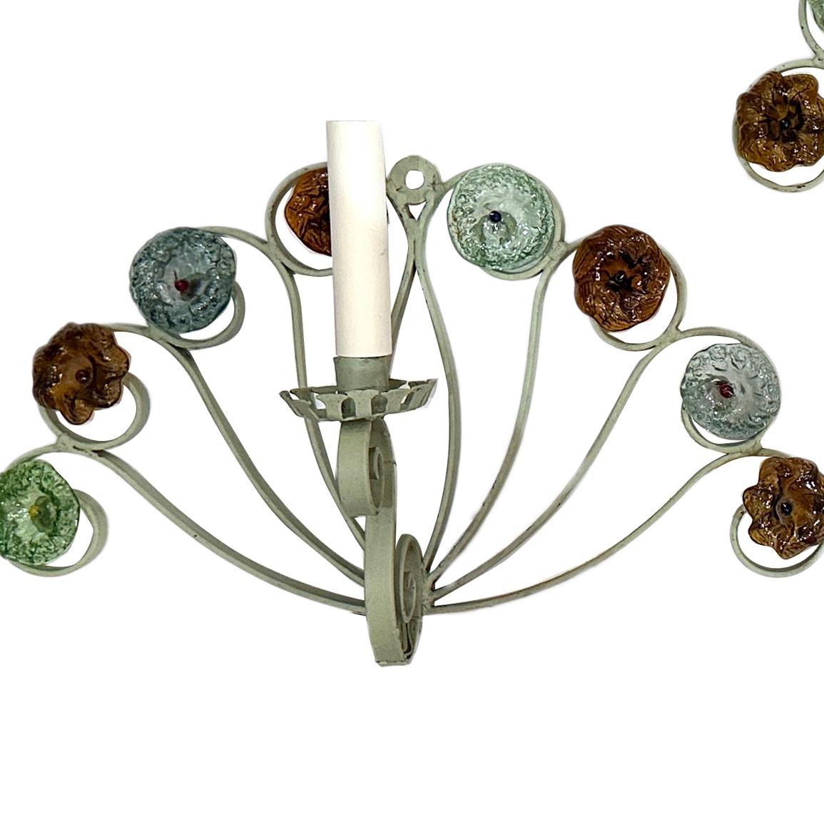 Coppia di appliques italiane in ferro e vetro di Murano del 1950 circa.

Misure:
Altezza: 16