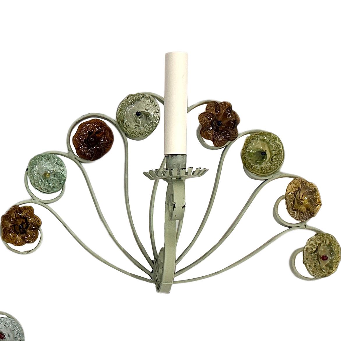 Italiano Coppia di lampade floreali in ferro in vendita