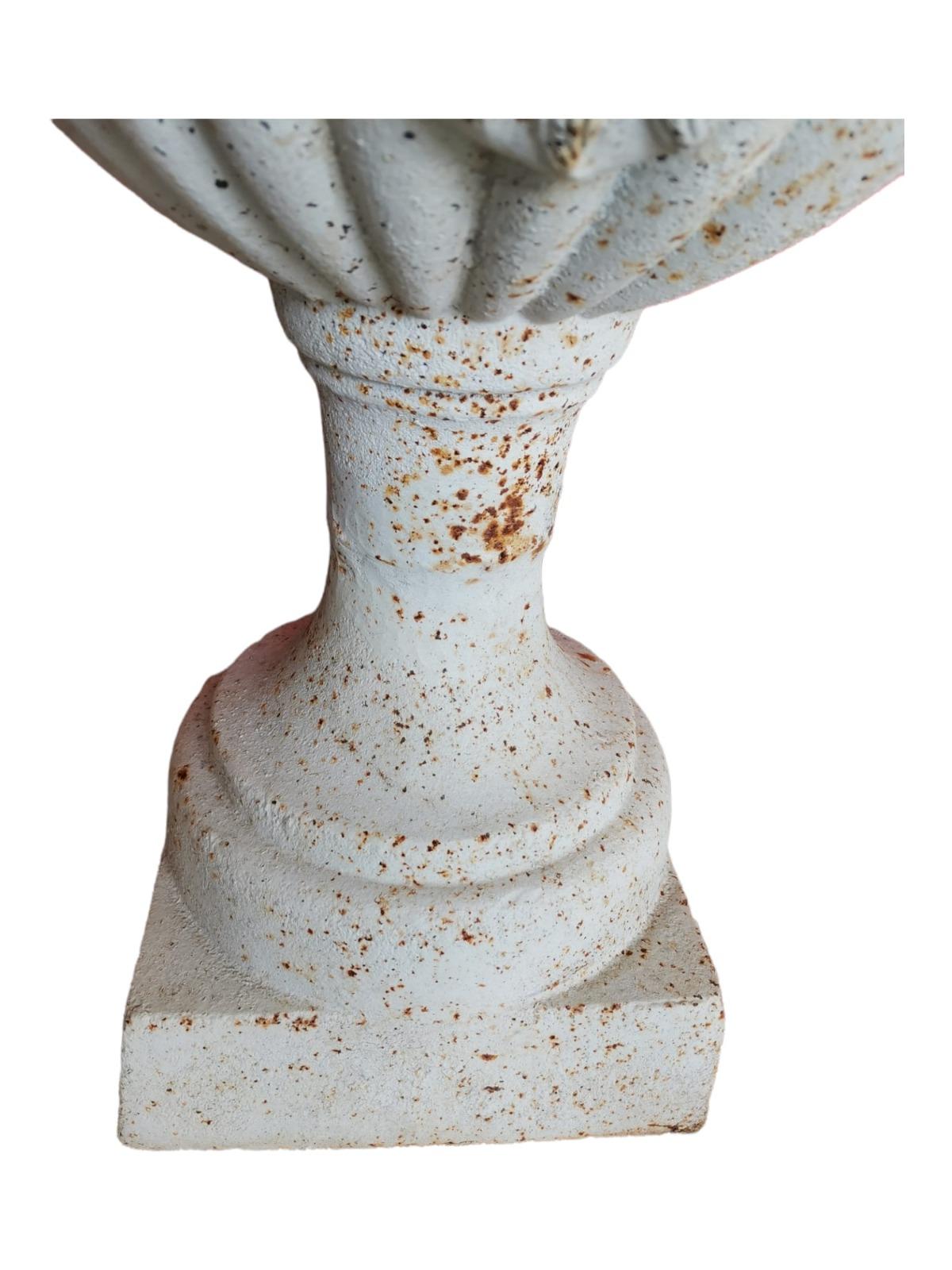 Fait main Paire de vases de jardin Médicis en fer, années 1950 en vente