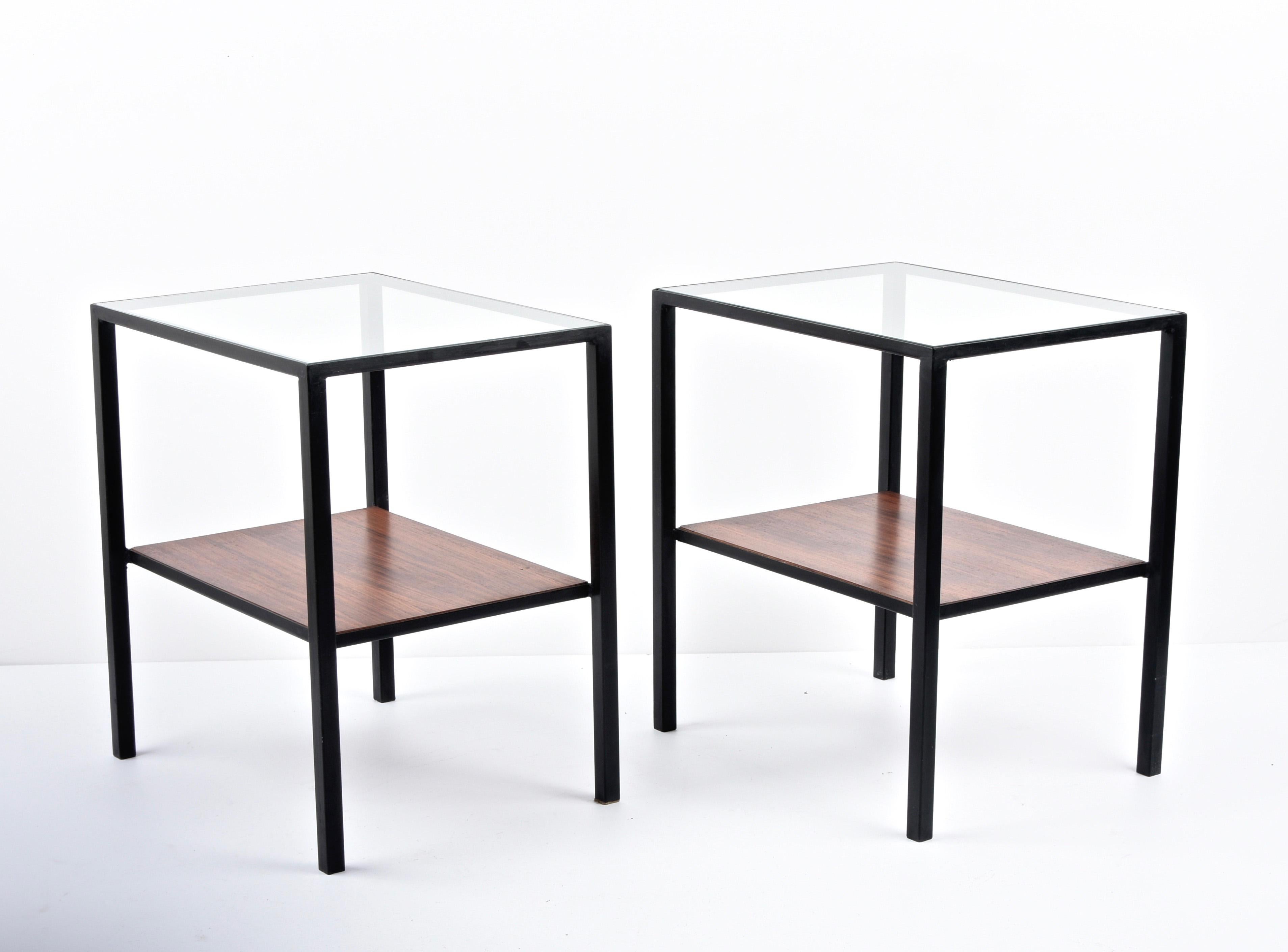 Paar italienische Couchtisch aus Eisen, Glas und Holz mit zwei Einlegeböden und Holzböden, 1960er Jahre im Angebot 1