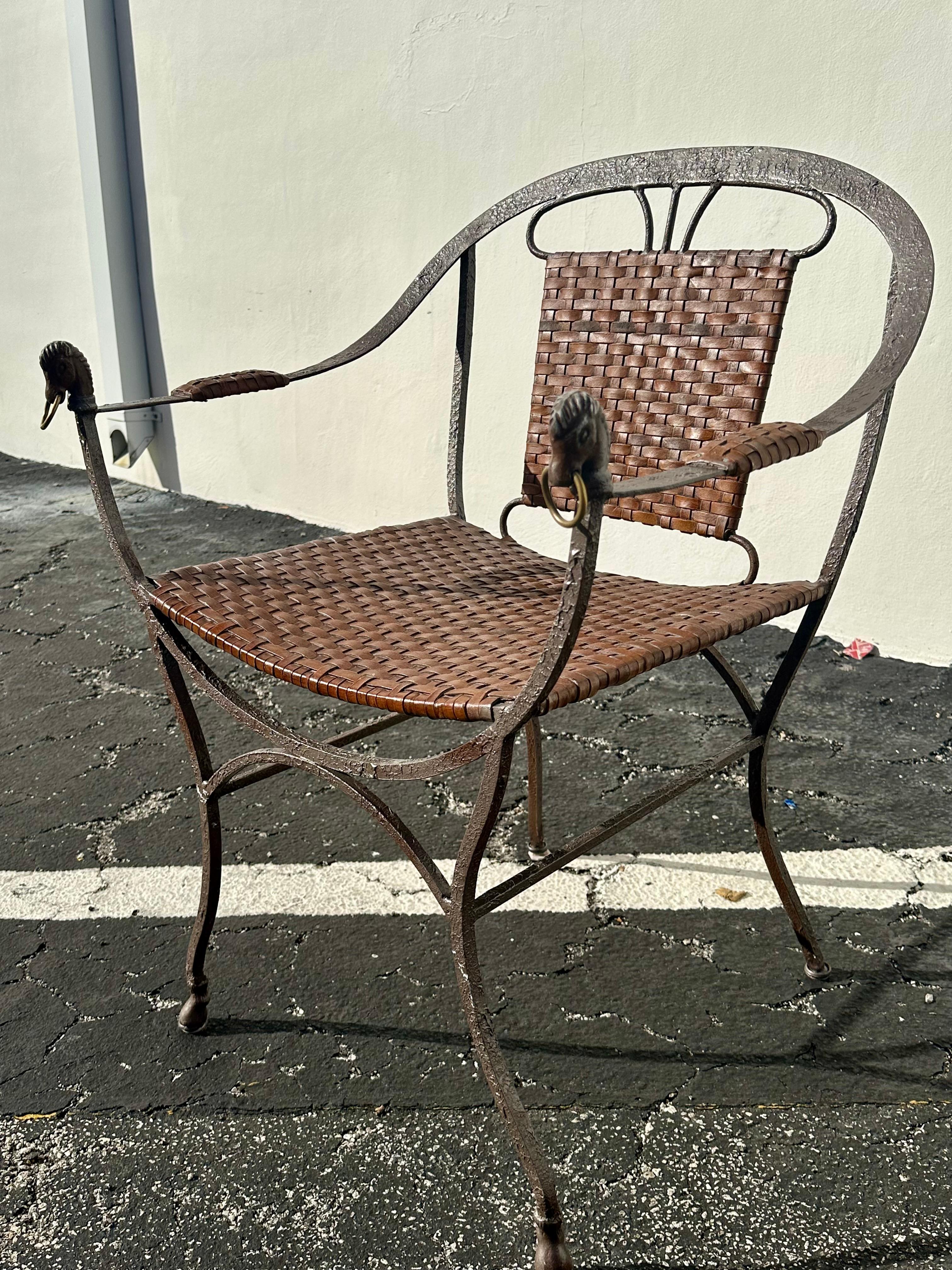 Chaises en fer à dossier en fer à cheval et en cuir, ensemble de 2 en vente 3