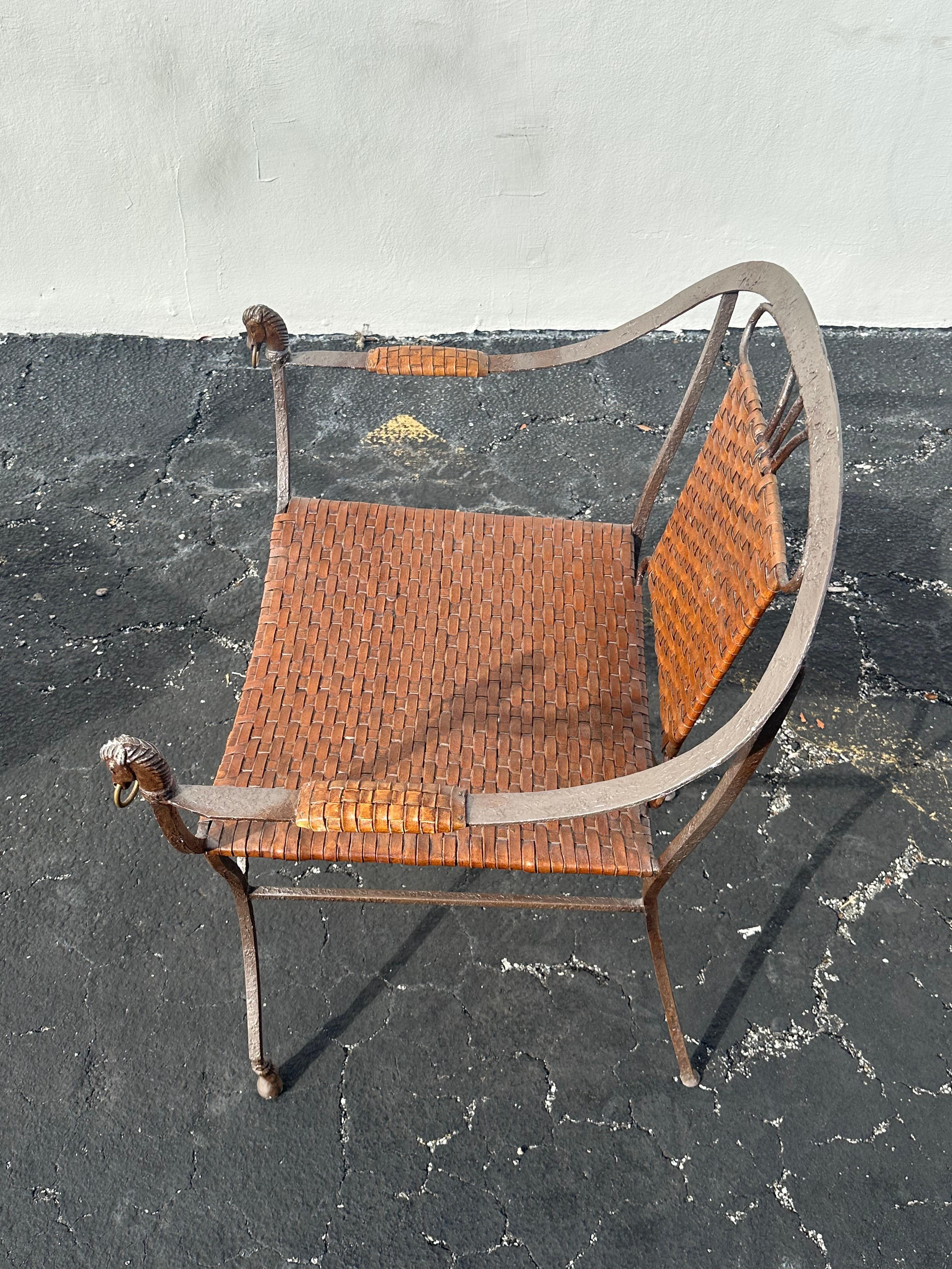 Chaises en fer à dossier en fer à cheval et en cuir, ensemble de 2 en vente 6
