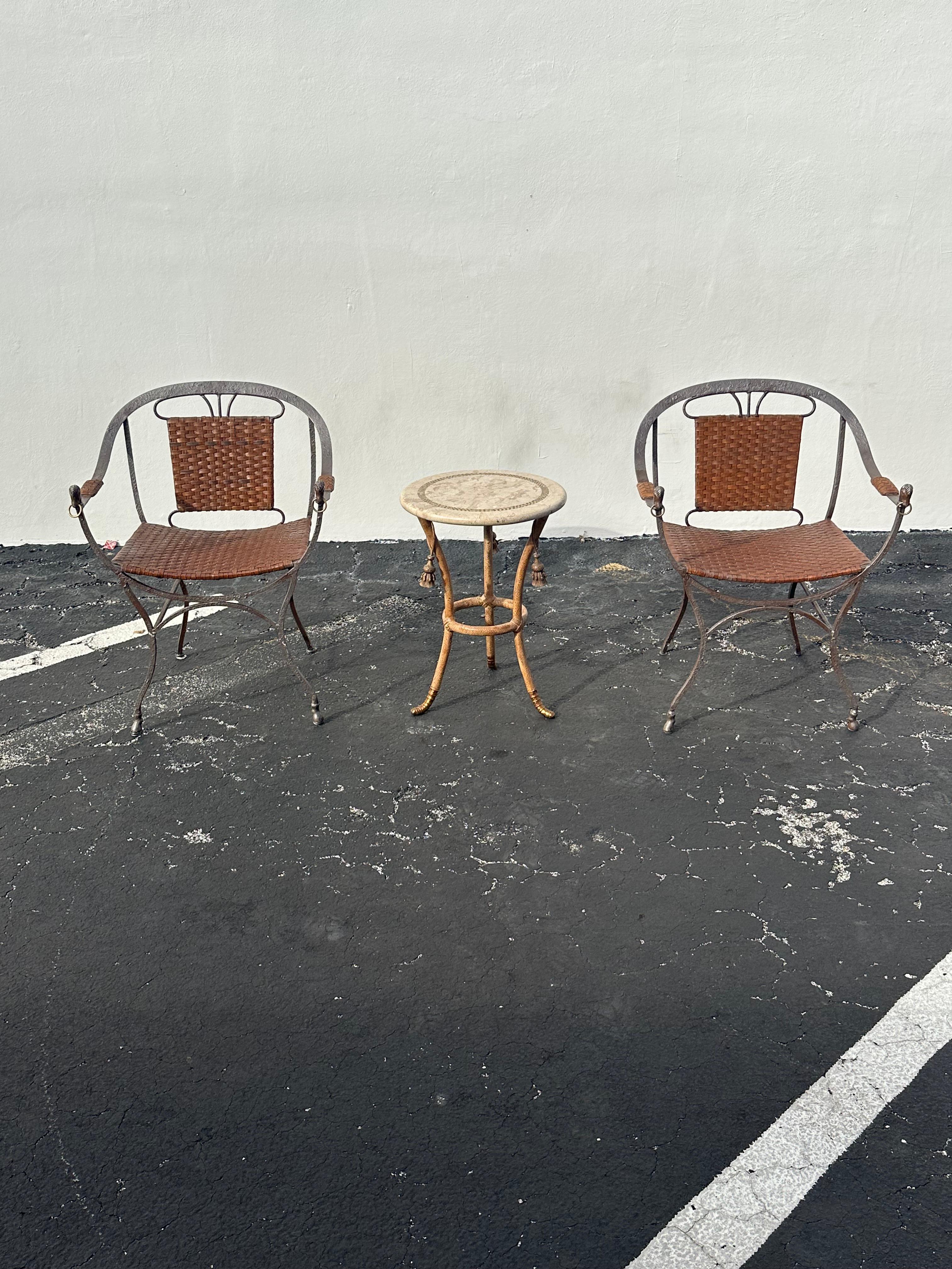 Laissez-vous séduire par l'élégance intemporelle de ces chaises équestres exquises, datant du début des années 2000. Fabriqué avec une attention méticuleuse aux détails, l'ensemble présente une étonnante finition en cuir et en fer réalisée à la