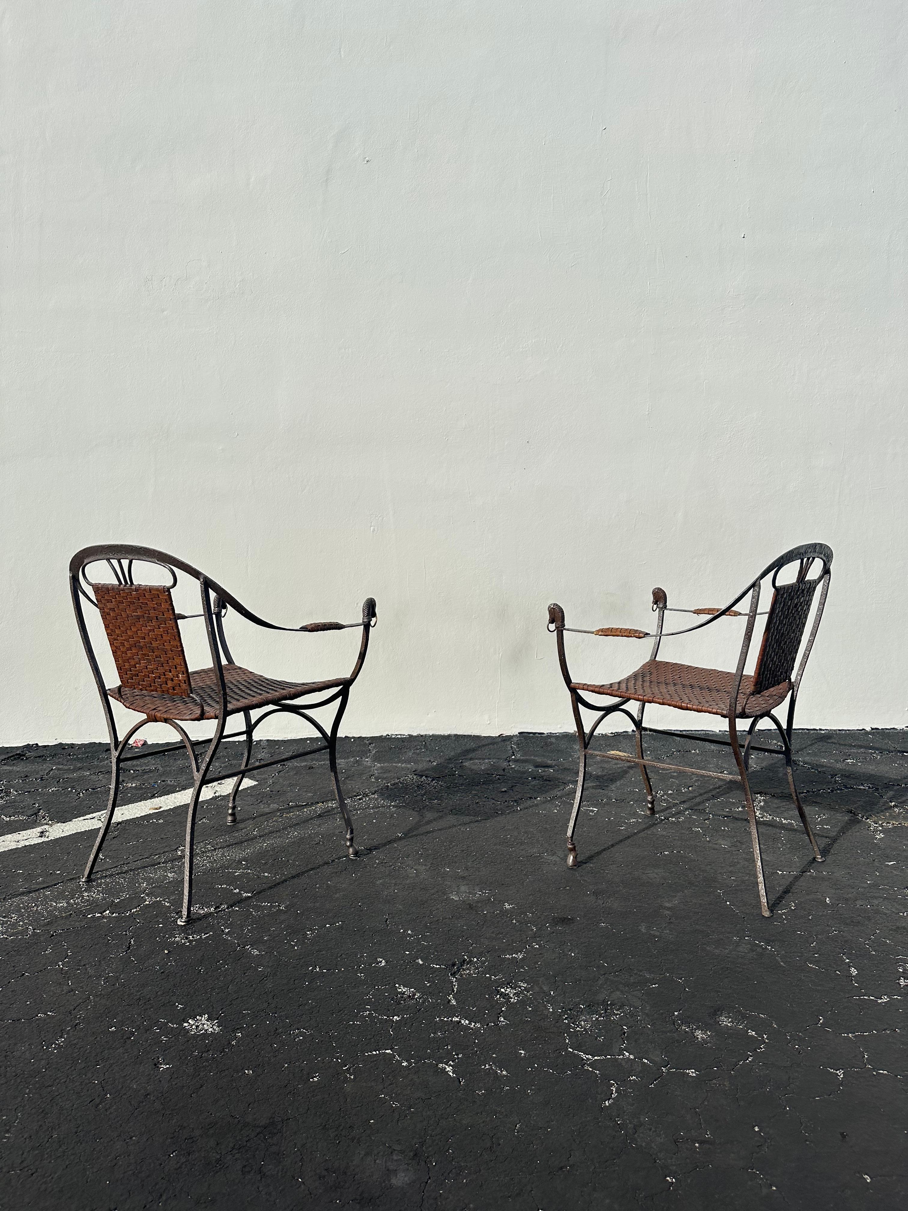 Chaises en fer à dossier en fer à cheval et en cuir, ensemble de 2 Bon état - En vente à Fort Lauderdale, FL