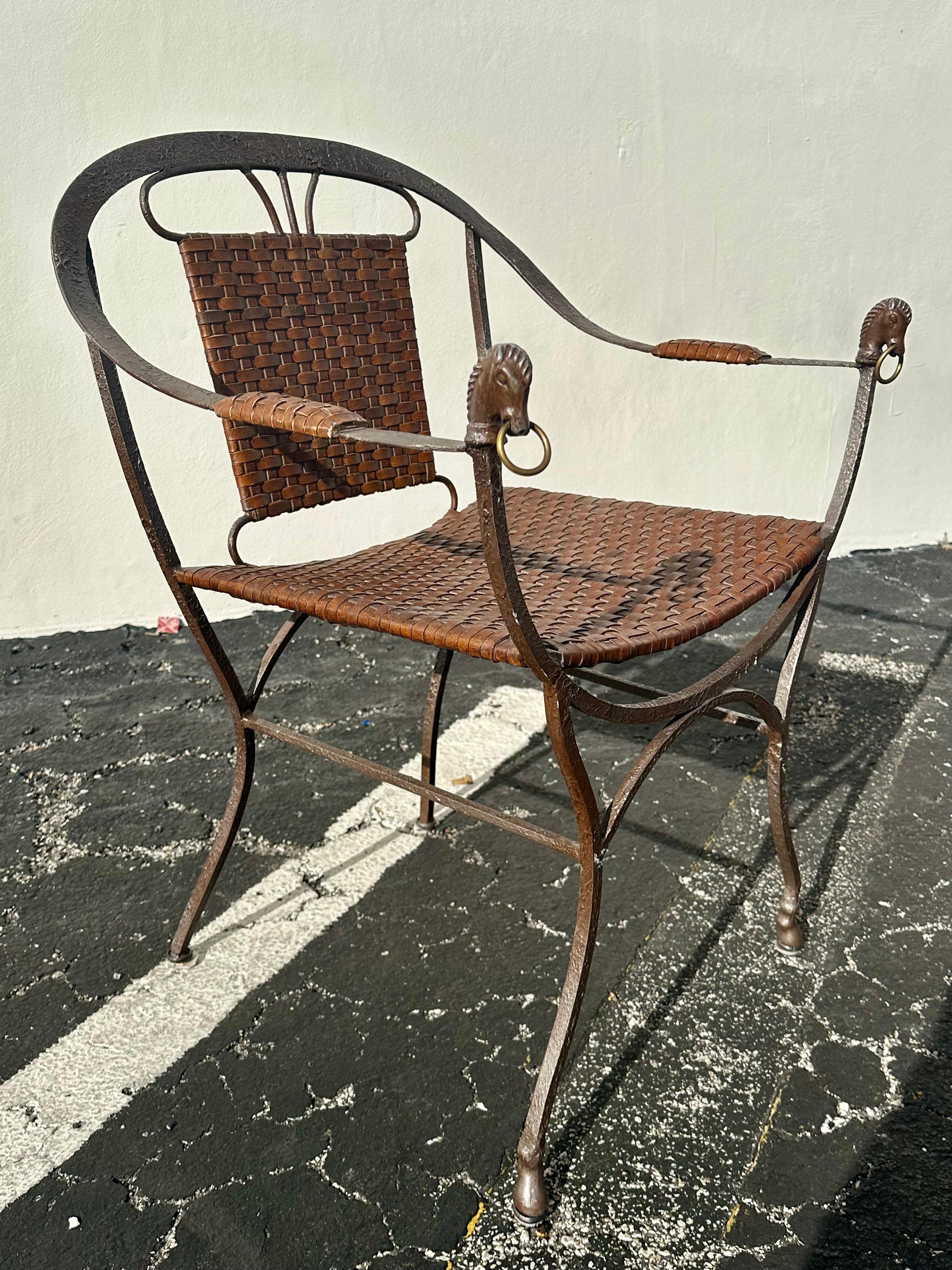 Cuir Chaises en fer à dossier en fer à cheval et en cuir, ensemble de 2 en vente