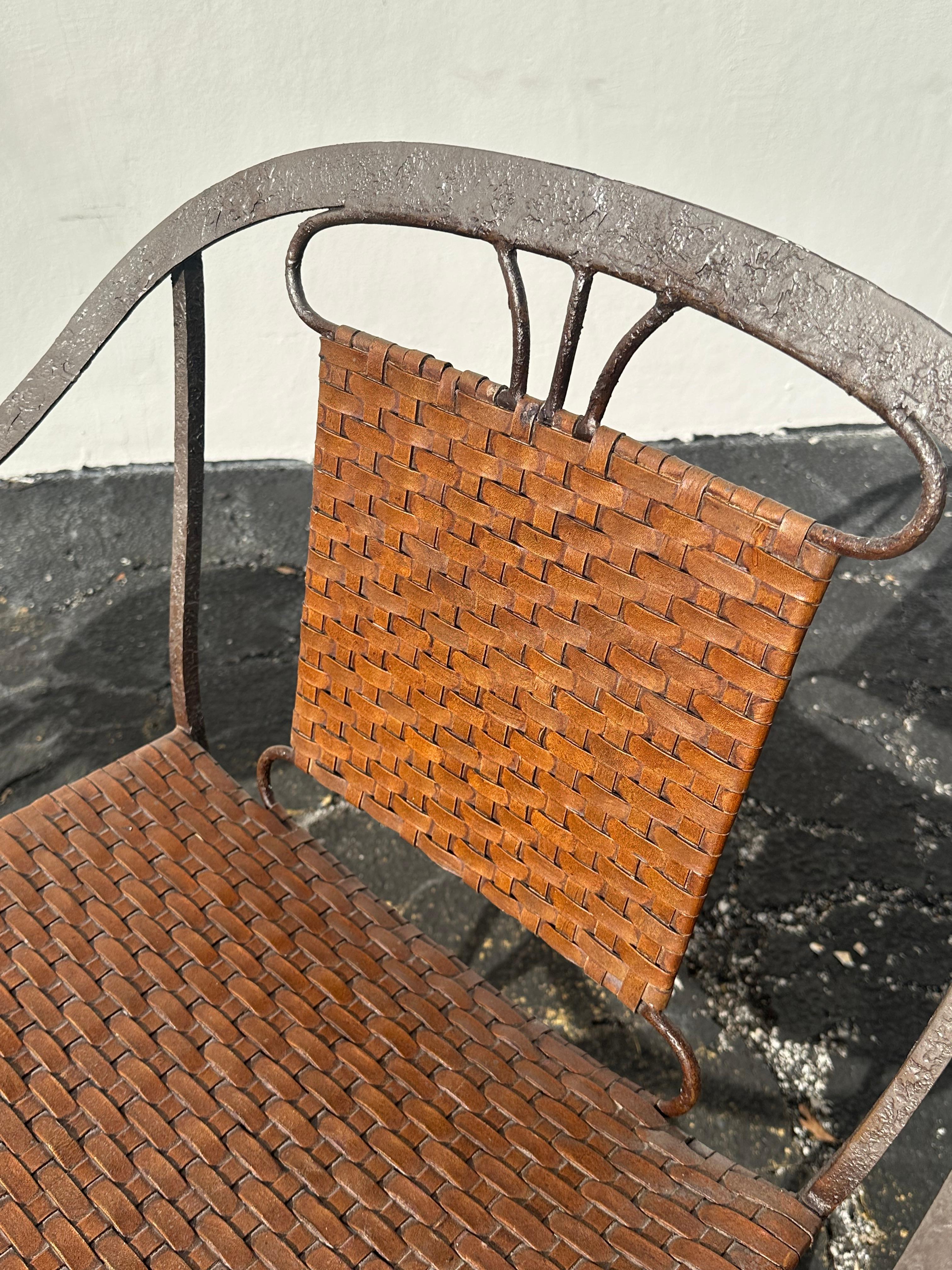 Chaises en fer à dossier en fer à cheval et en cuir, ensemble de 2 en vente 1