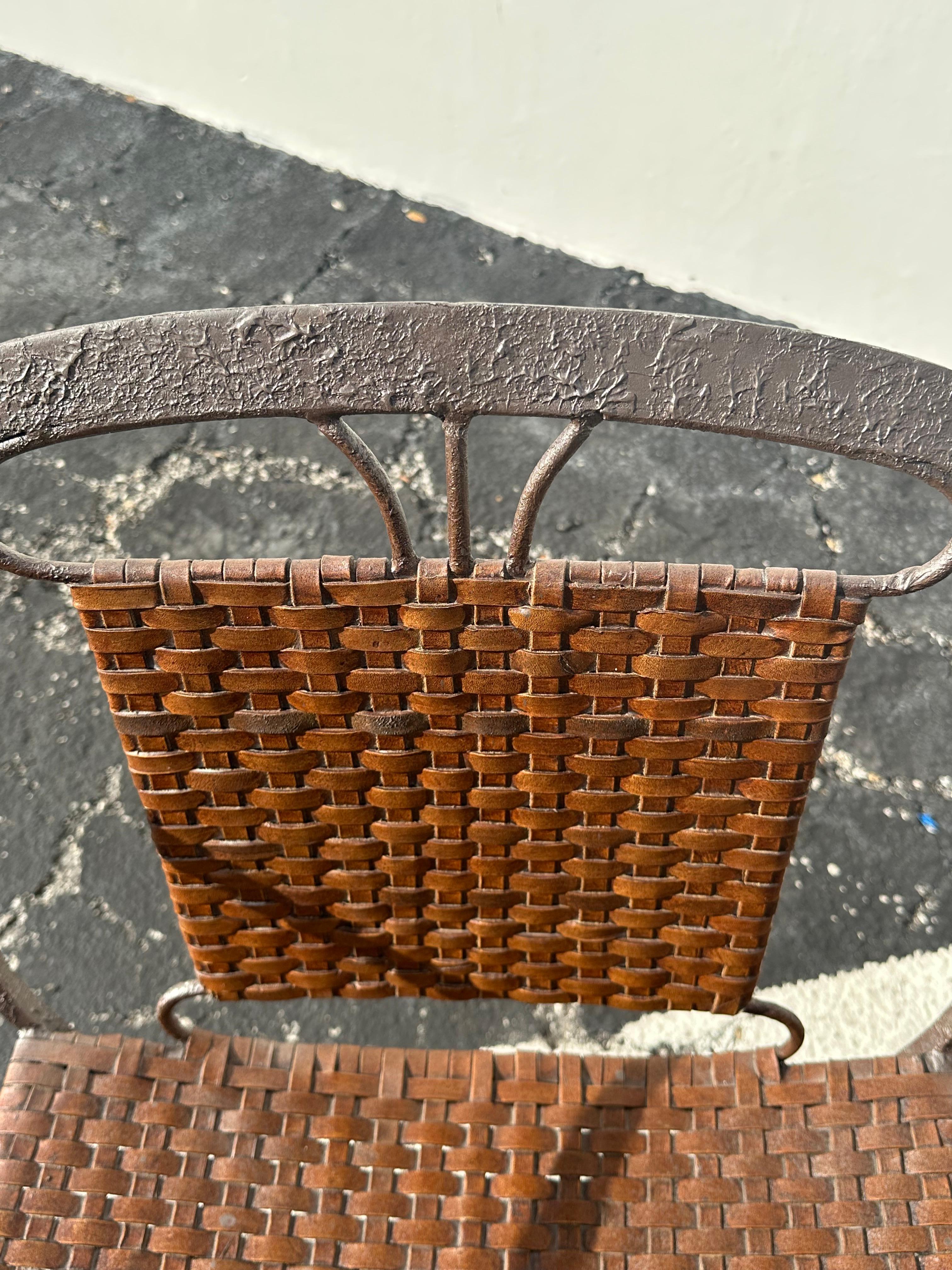 Chaises en fer à dossier en fer à cheval et en cuir, ensemble de 2 en vente 2