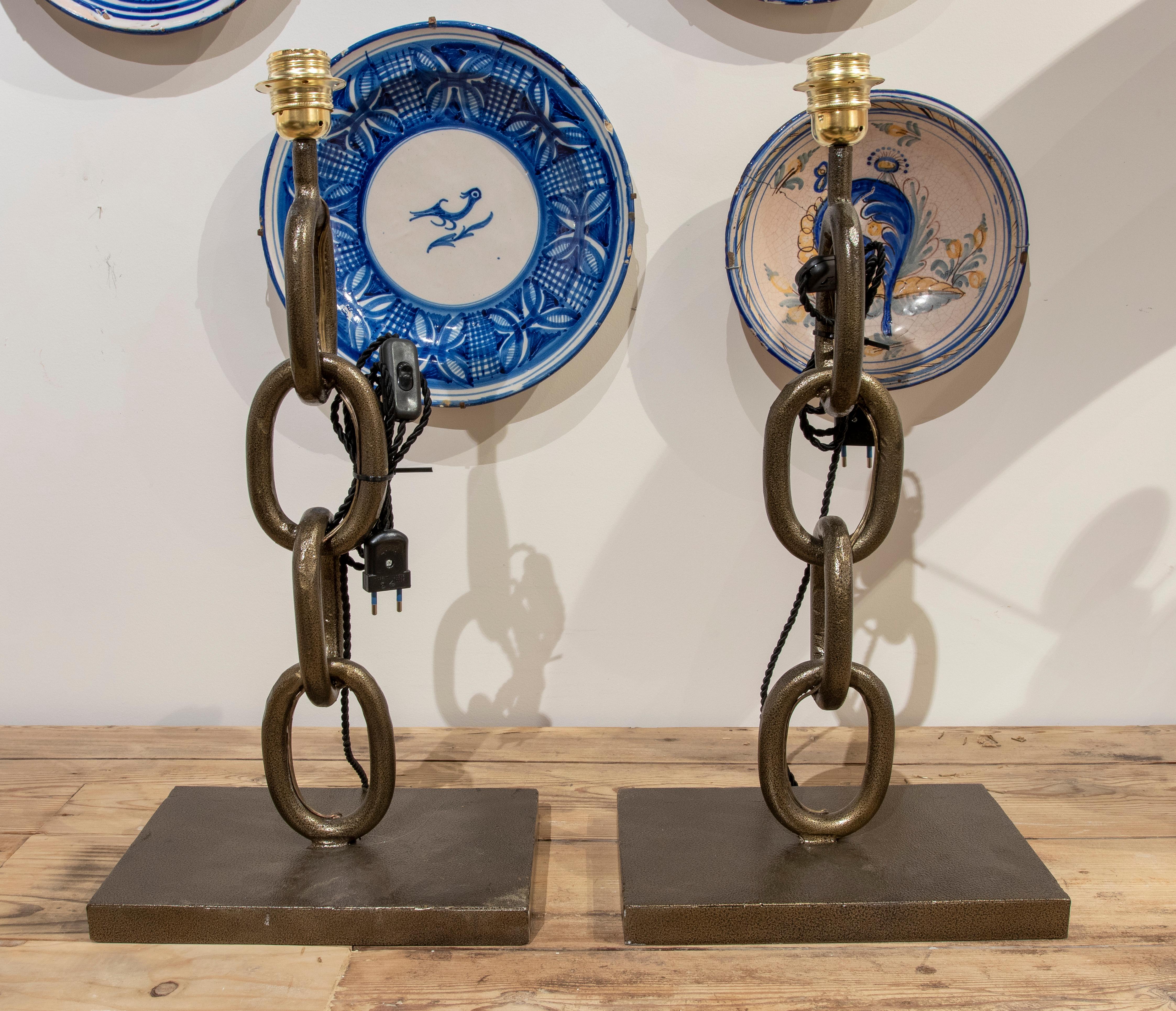 Pair of iron lamps with chain shape.