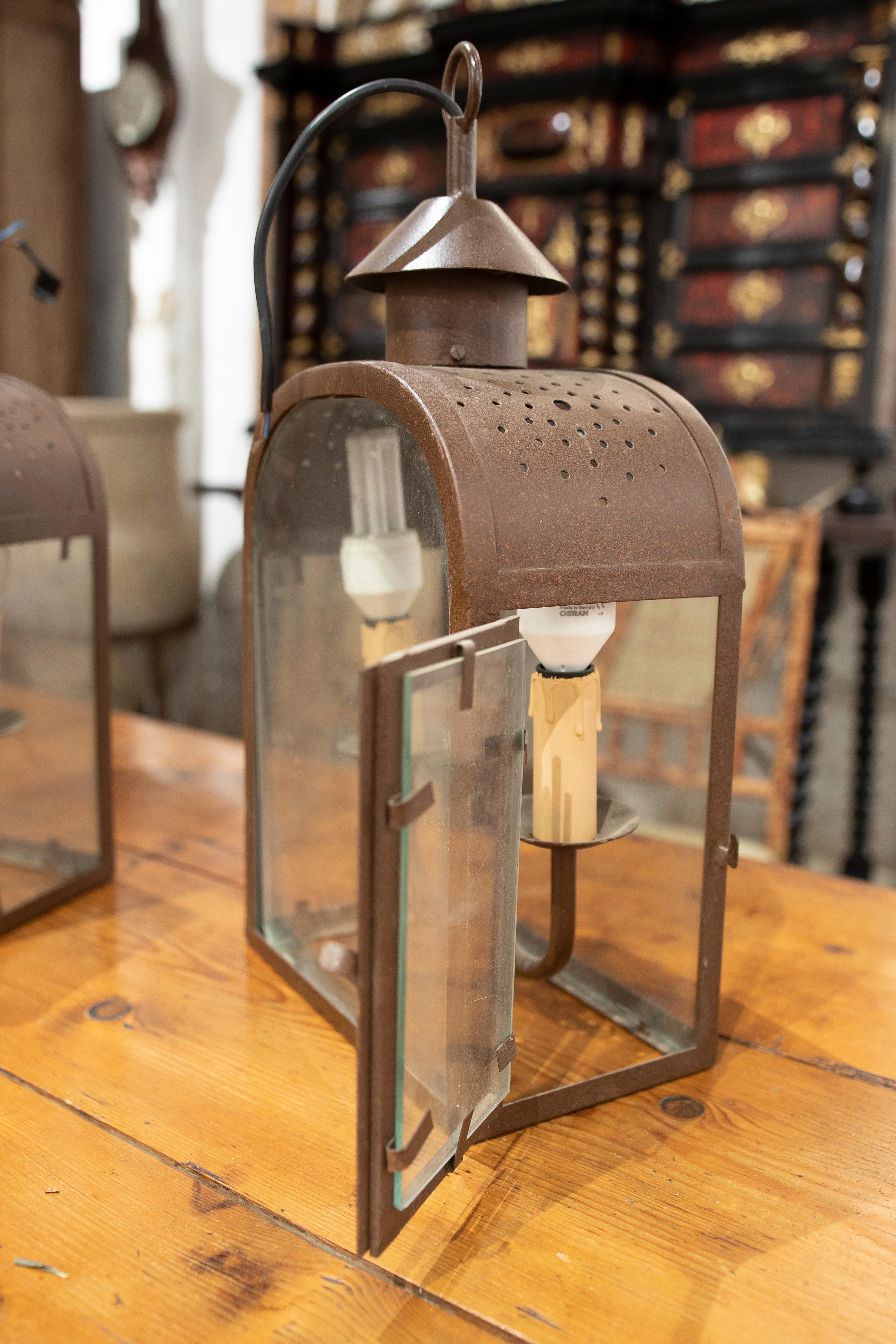 Pair of Iron Lanterns with Rust Brown Finish Crystals In Good Condition For Sale In Marbella, ES
