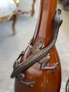 Pareja de jarrones de barro vidriado montados en hierro