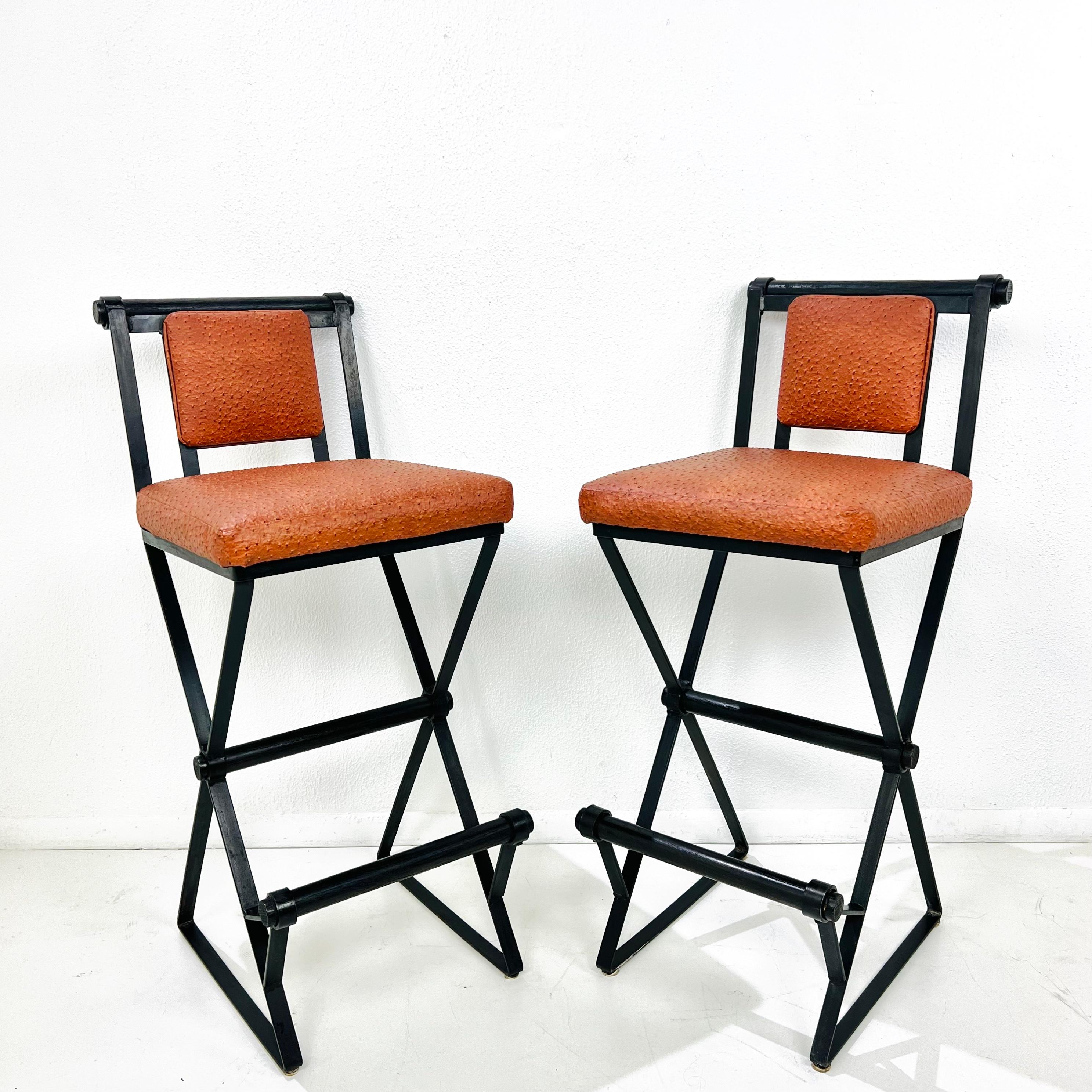 Paire de tabourets de bar en fer et cuir d'autruche dans le style de Cleo Baldon en vente 9