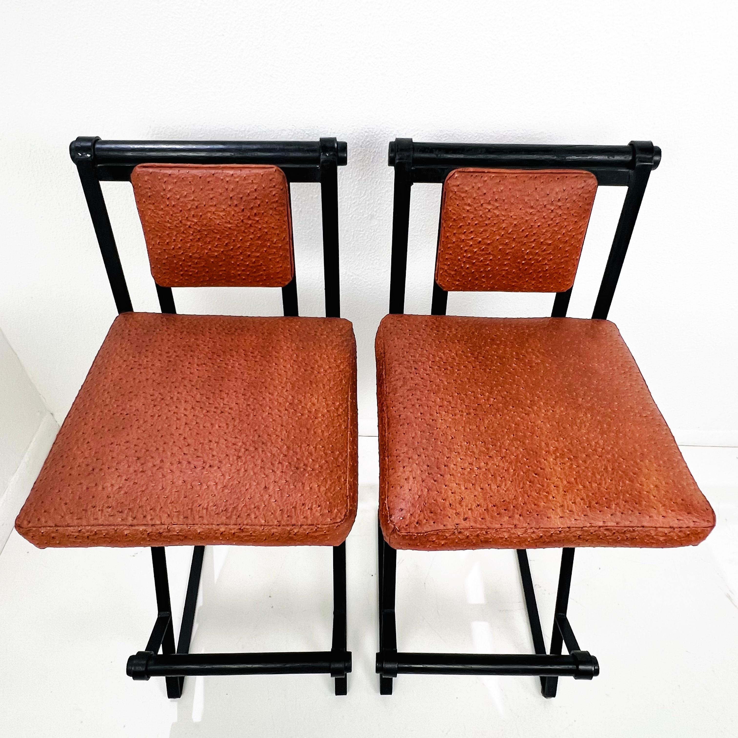 Paire de tabourets de bar en fer et cuir d'autruche dans le style de Cleo Baldon en vente 10
