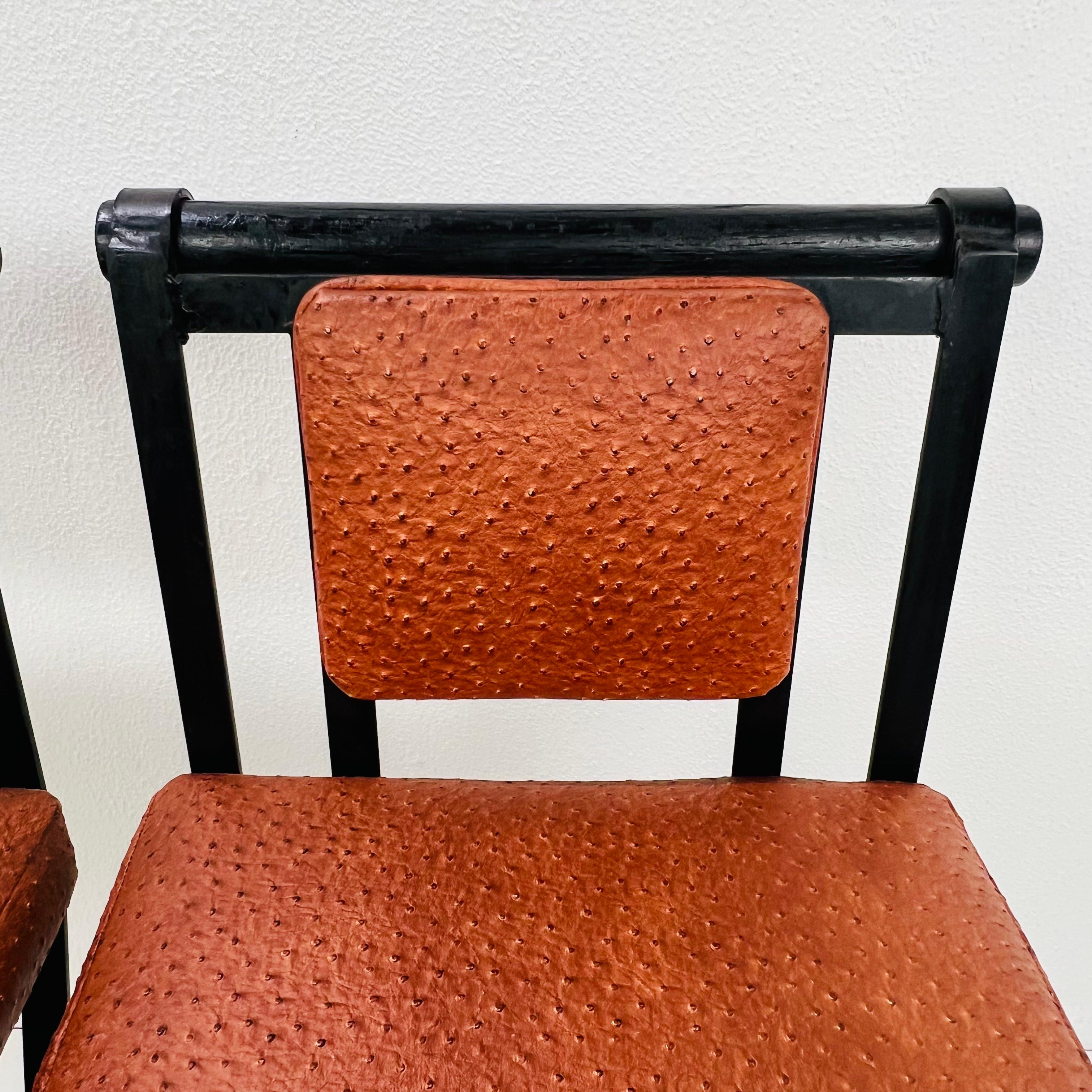 Paire de tabourets de bar en fer et cuir d'autruche dans le style de Cleo Baldon en vente 11