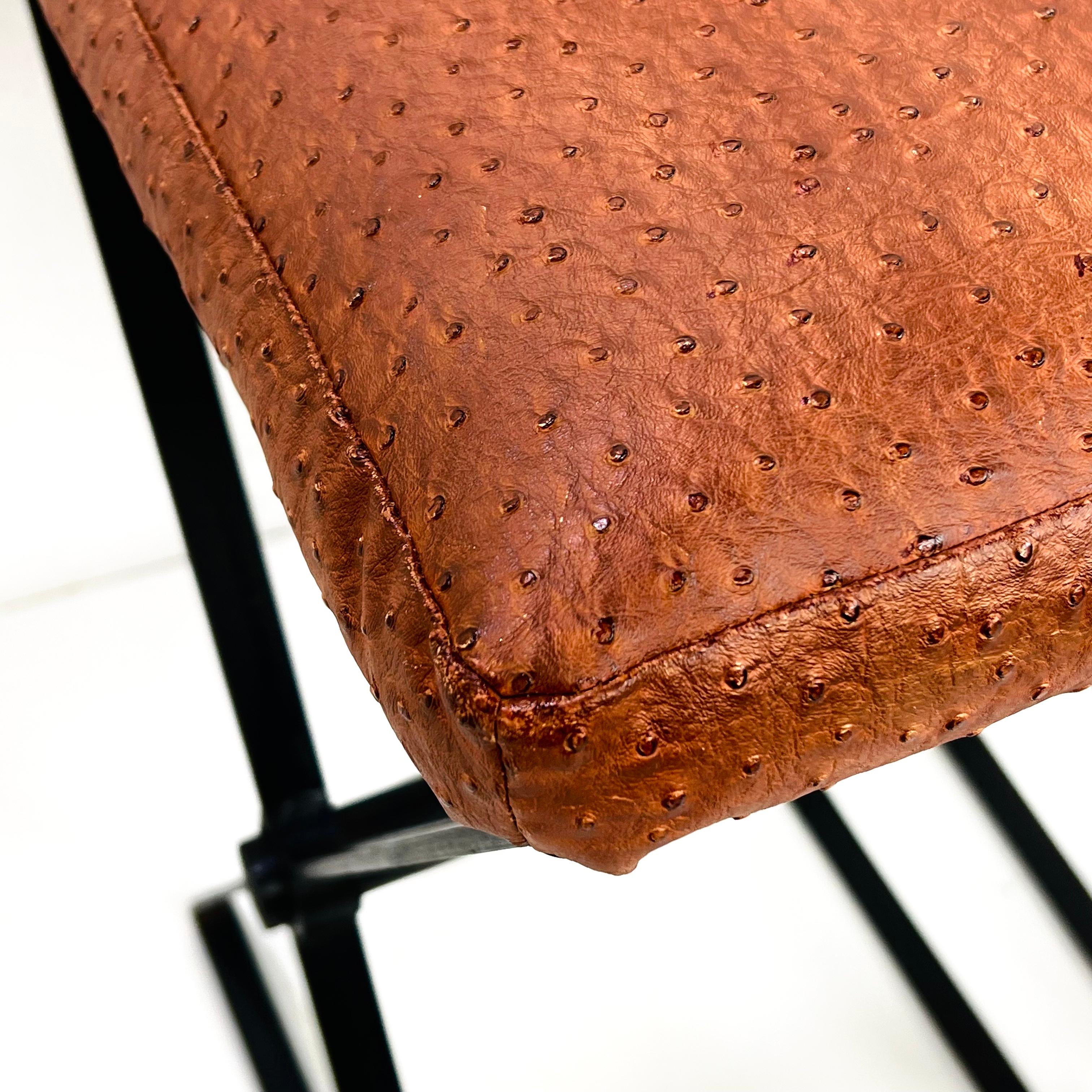 Paire de tabourets de bar en fer et cuir d'autruche dans le style de Cleo Baldon en vente 12