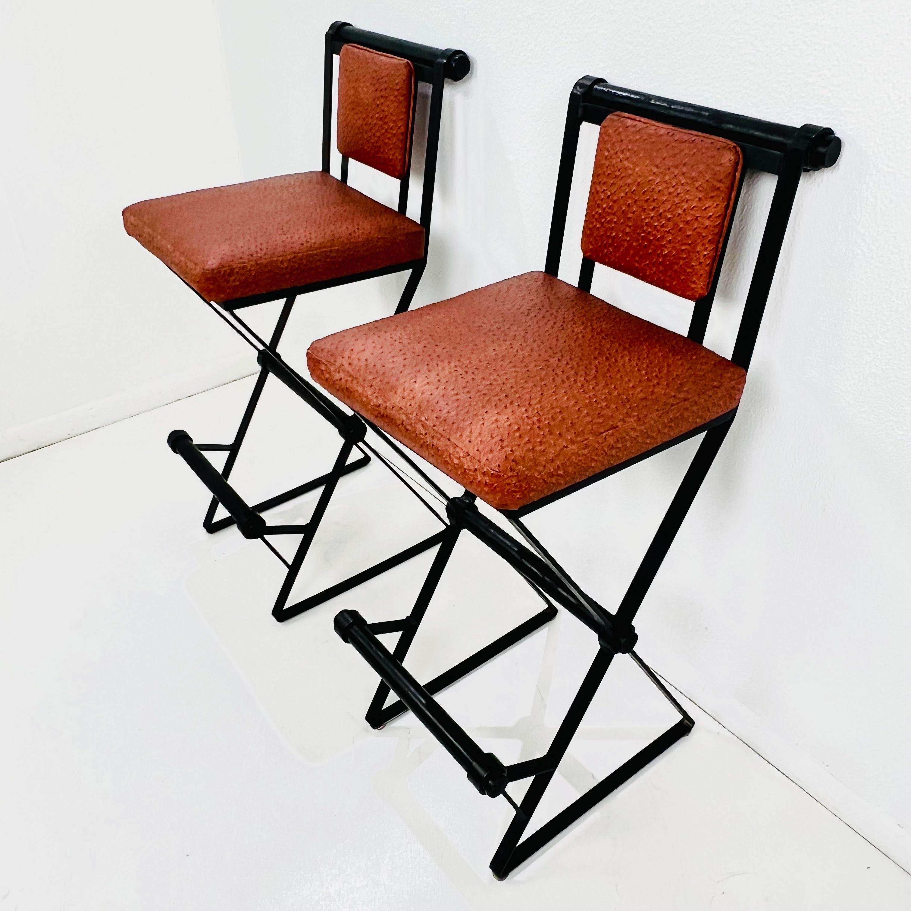 Mid-Century Modern Paire de tabourets de bar en fer et cuir d'autruche dans le style de Cleo Baldon en vente