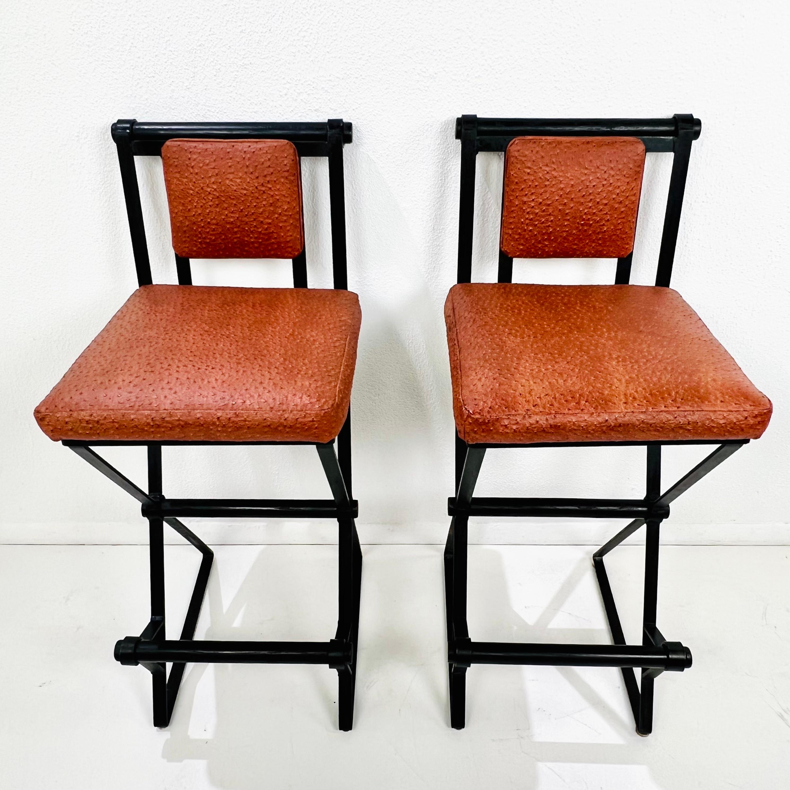 Nord-américain Paire de tabourets de bar en fer et cuir d'autruche dans le style de Cleo Baldon en vente