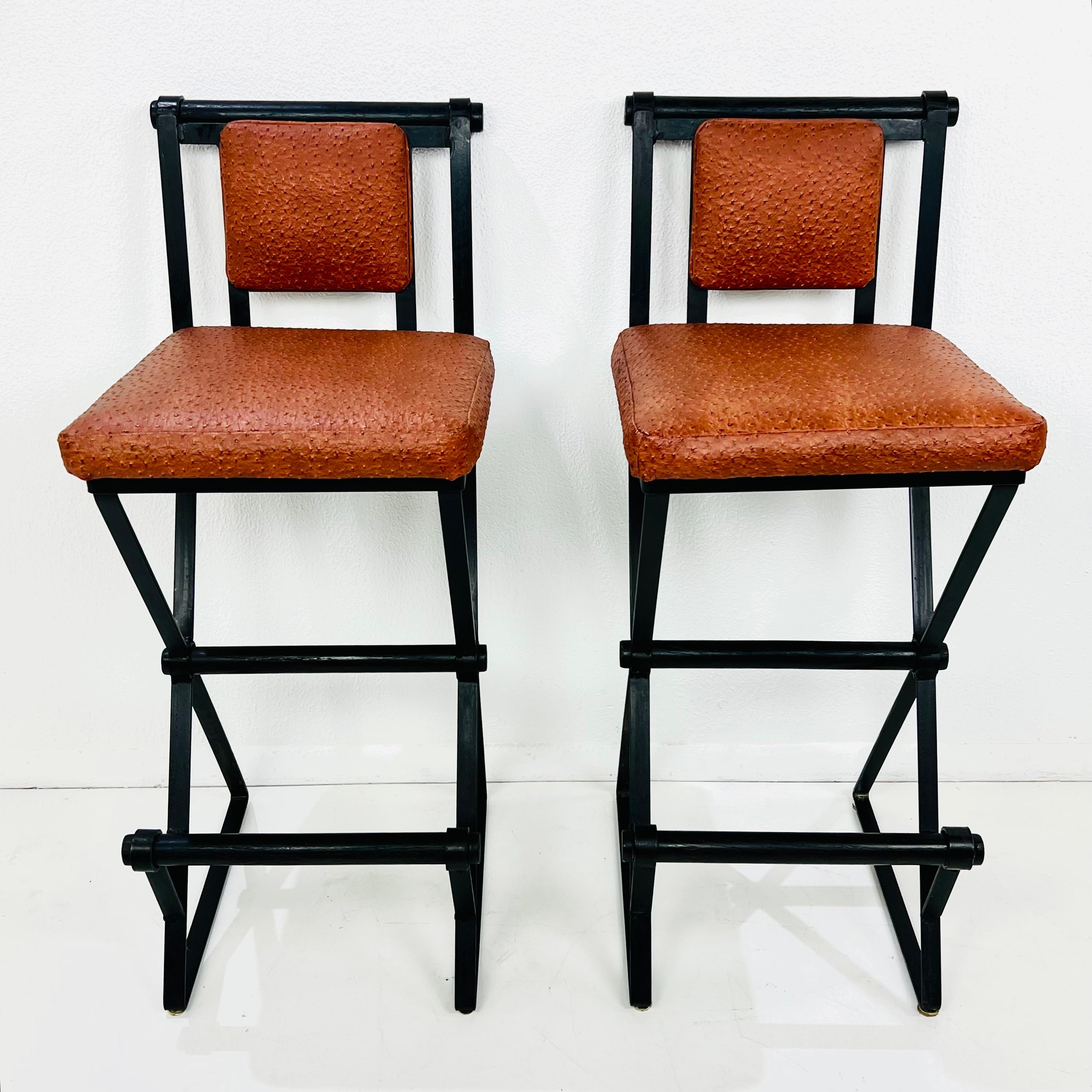 Paire de tabourets de bar en fer et cuir d'autruche dans le style de Cleo Baldon Bon état - En vente à Dallas, TX