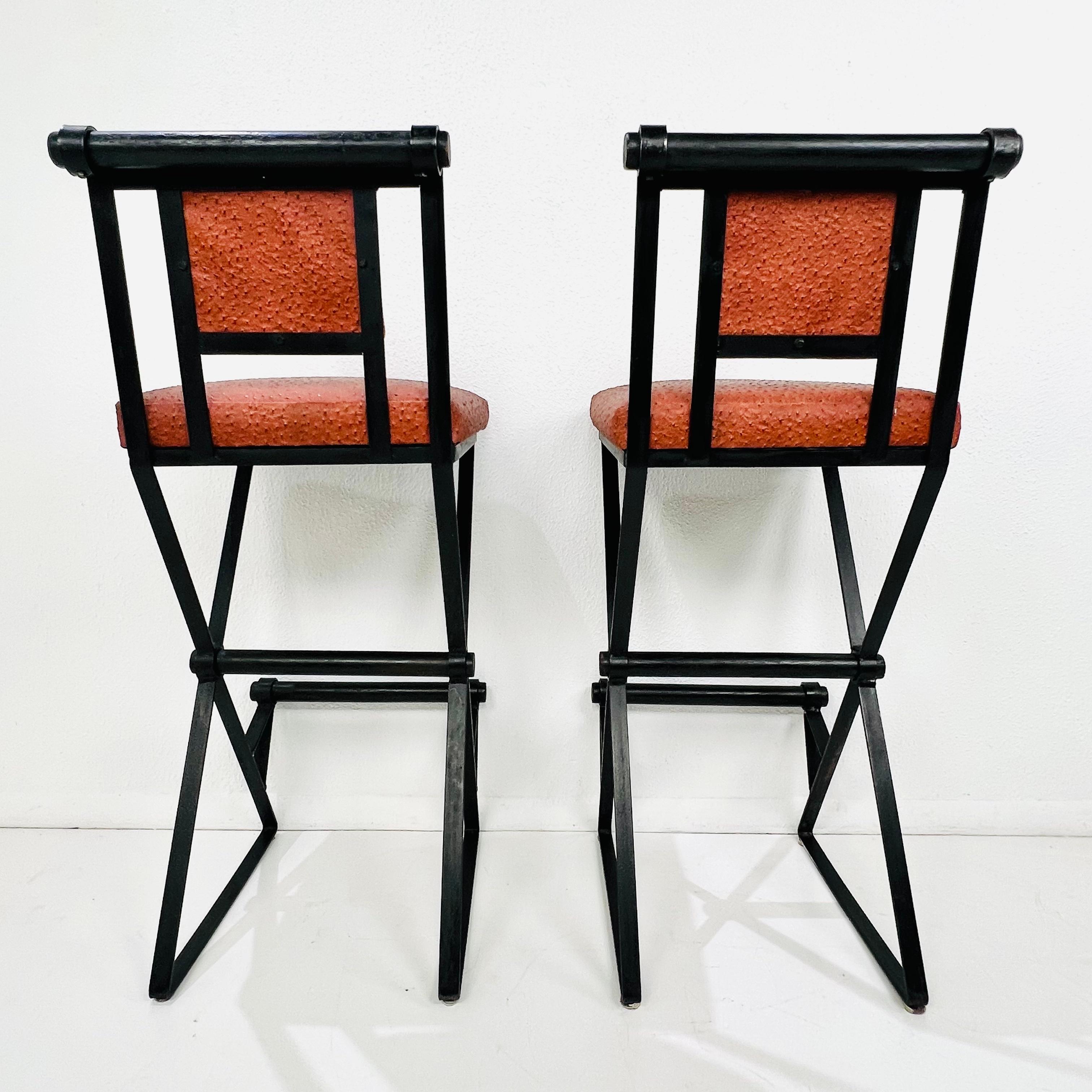 Cuir d'autruche Paire de tabourets de bar en fer et cuir d'autruche dans le style de Cleo Baldon en vente