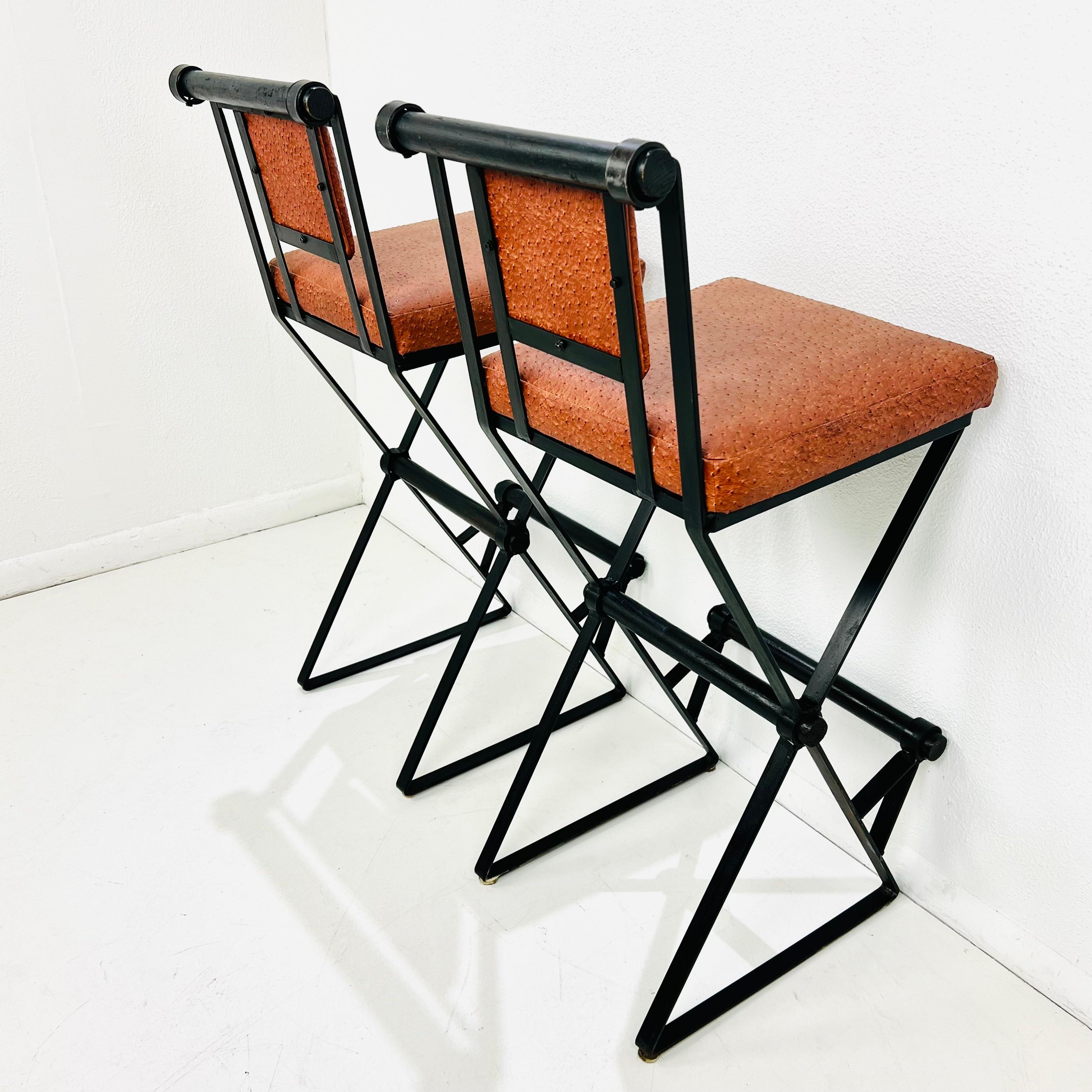 Paire de tabourets de bar en fer et cuir d'autruche dans le style de Cleo Baldon en vente 1