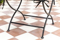 Ein Paar Eisenstühle für den Außenbereich mit Messingdetails und schwarzen Sunbrella-Polstern