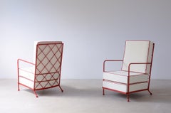 Paire de fauteuils en fer rouge dans le style de Jean Royere