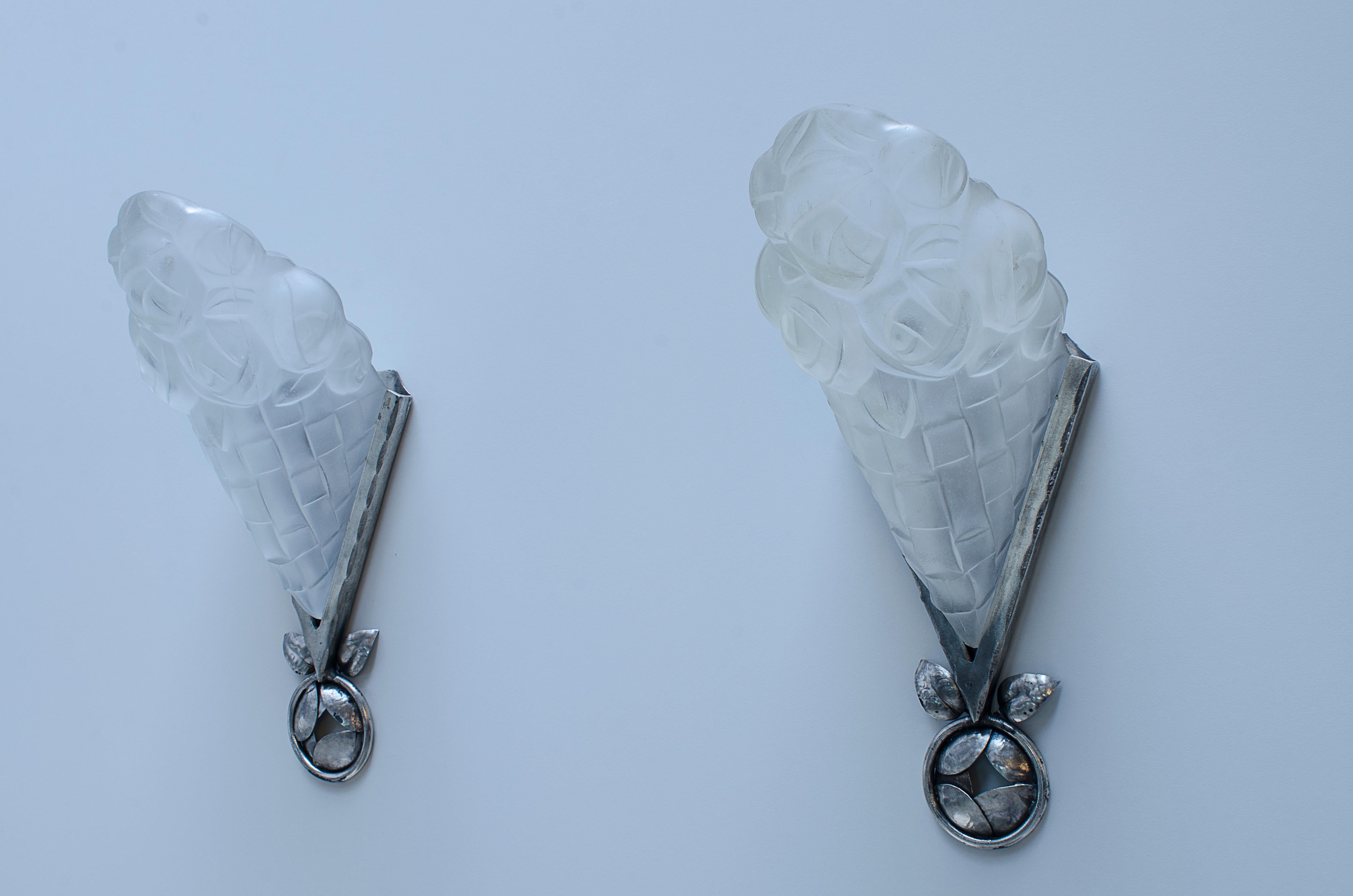 Pair of silver-plated iron sconces, with satin glass plates, made by David Gueron Degue (1892-1950). Signed Degue.

France, CIRCA 1920.