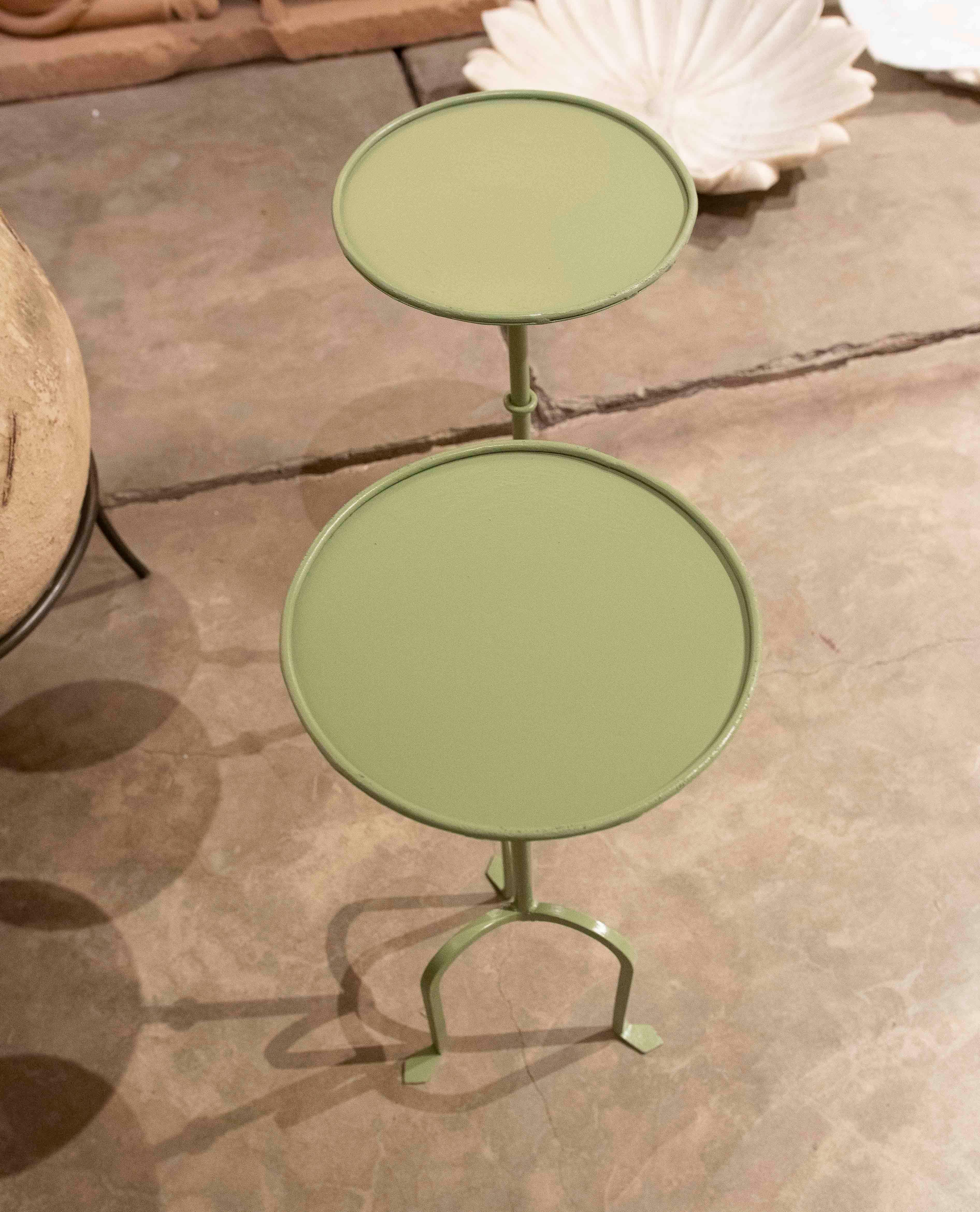 Paire de tables d'appoint en fer peintes en vert aqua en vente 5
