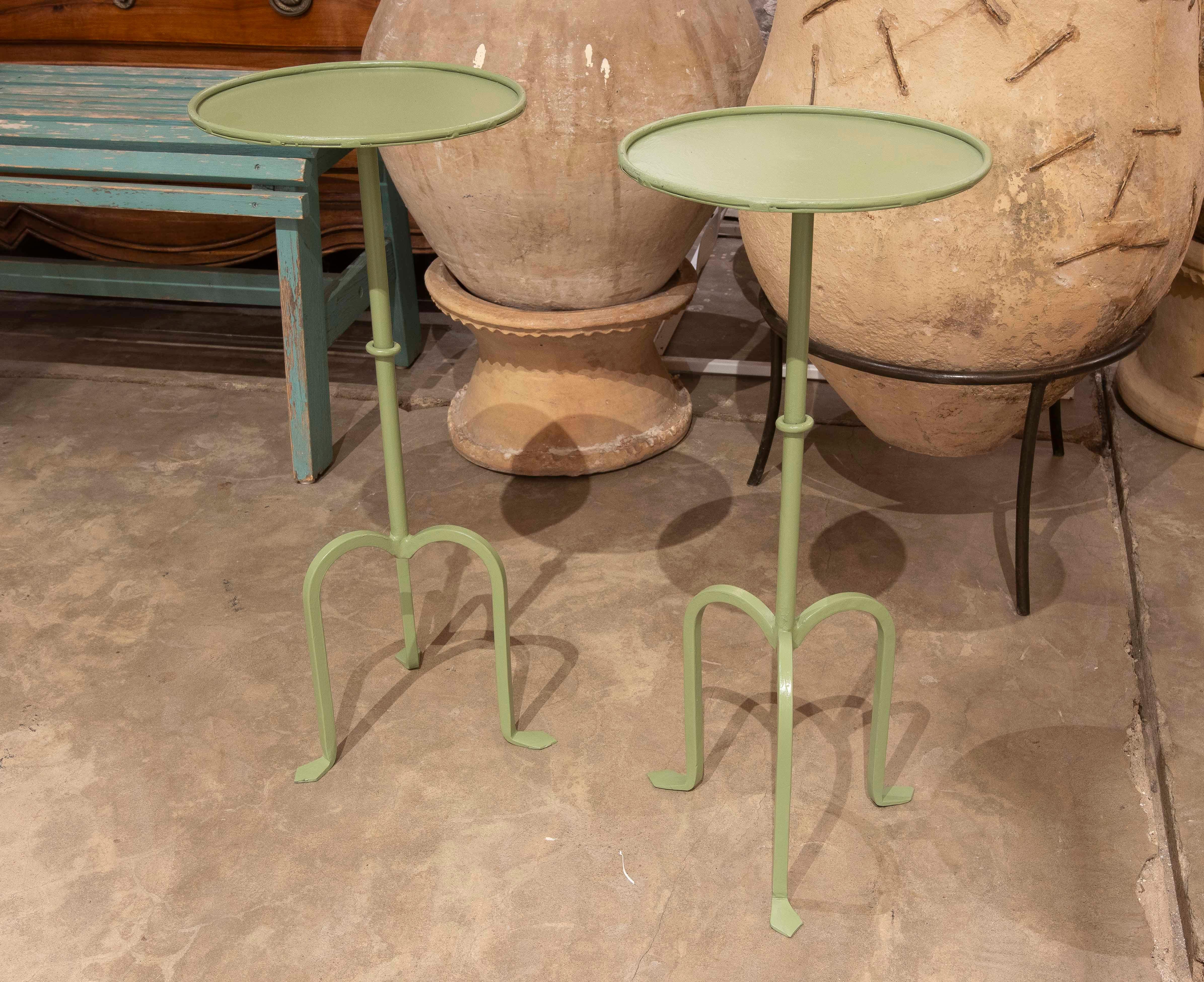 Espagnol Paire de tables d'appoint en fer peintes en vert aqua en vente