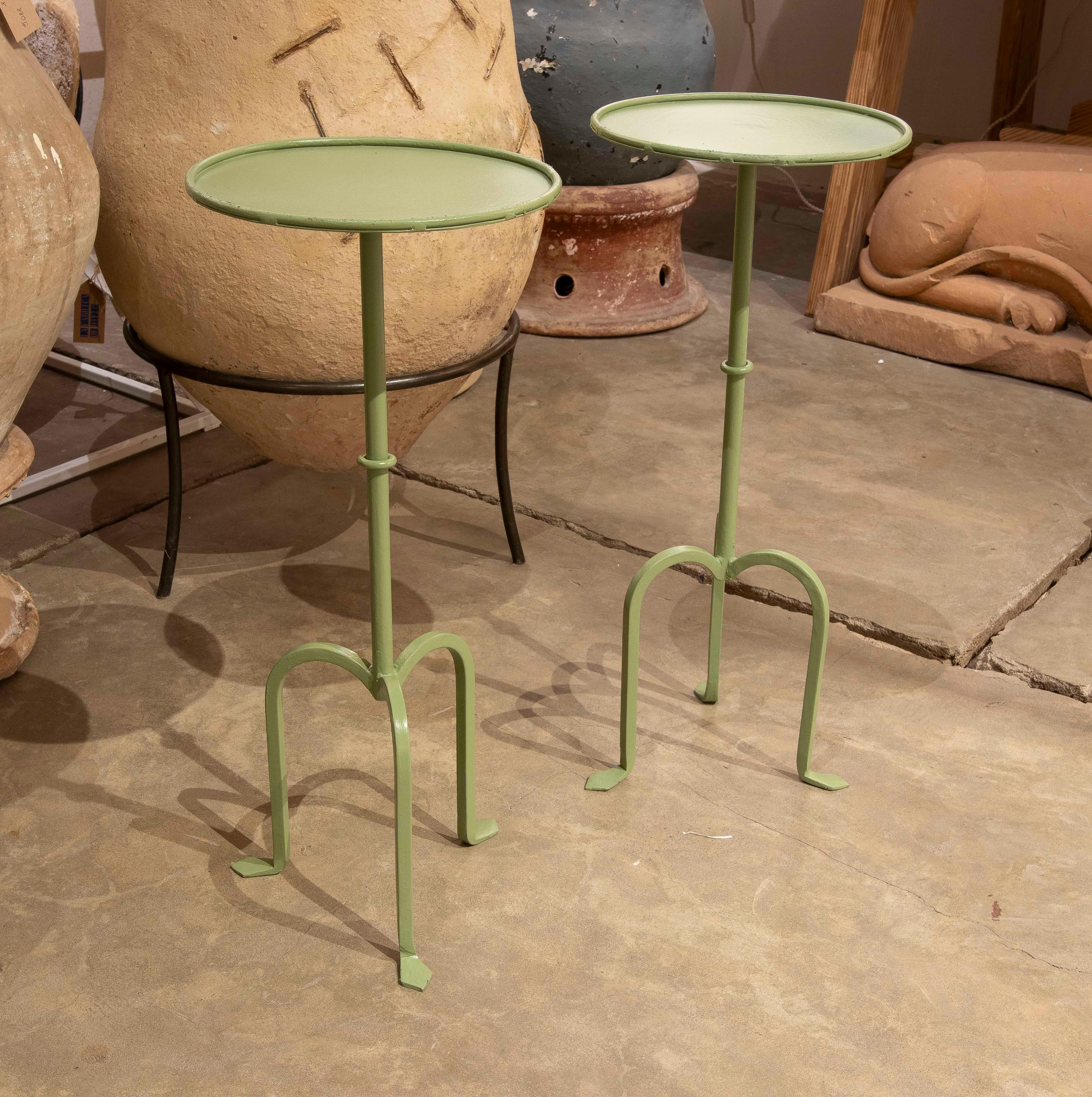 Paire de tables d'appoint en fer peintes en vert aqua Bon état - En vente à Marbella, ES