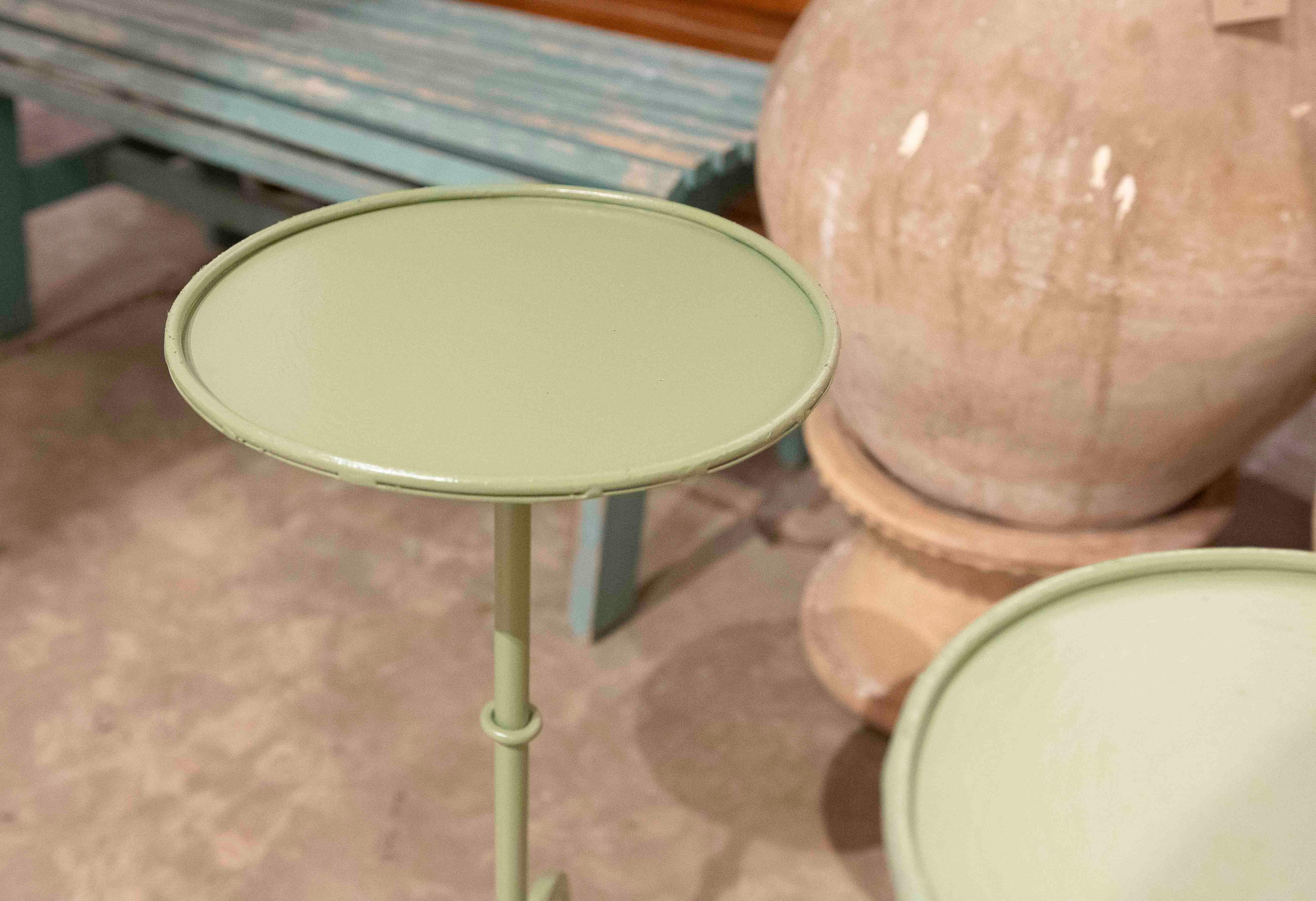 XXIe siècle et contemporain Paire de tables d'appoint en fer peintes en vert aqua en vente