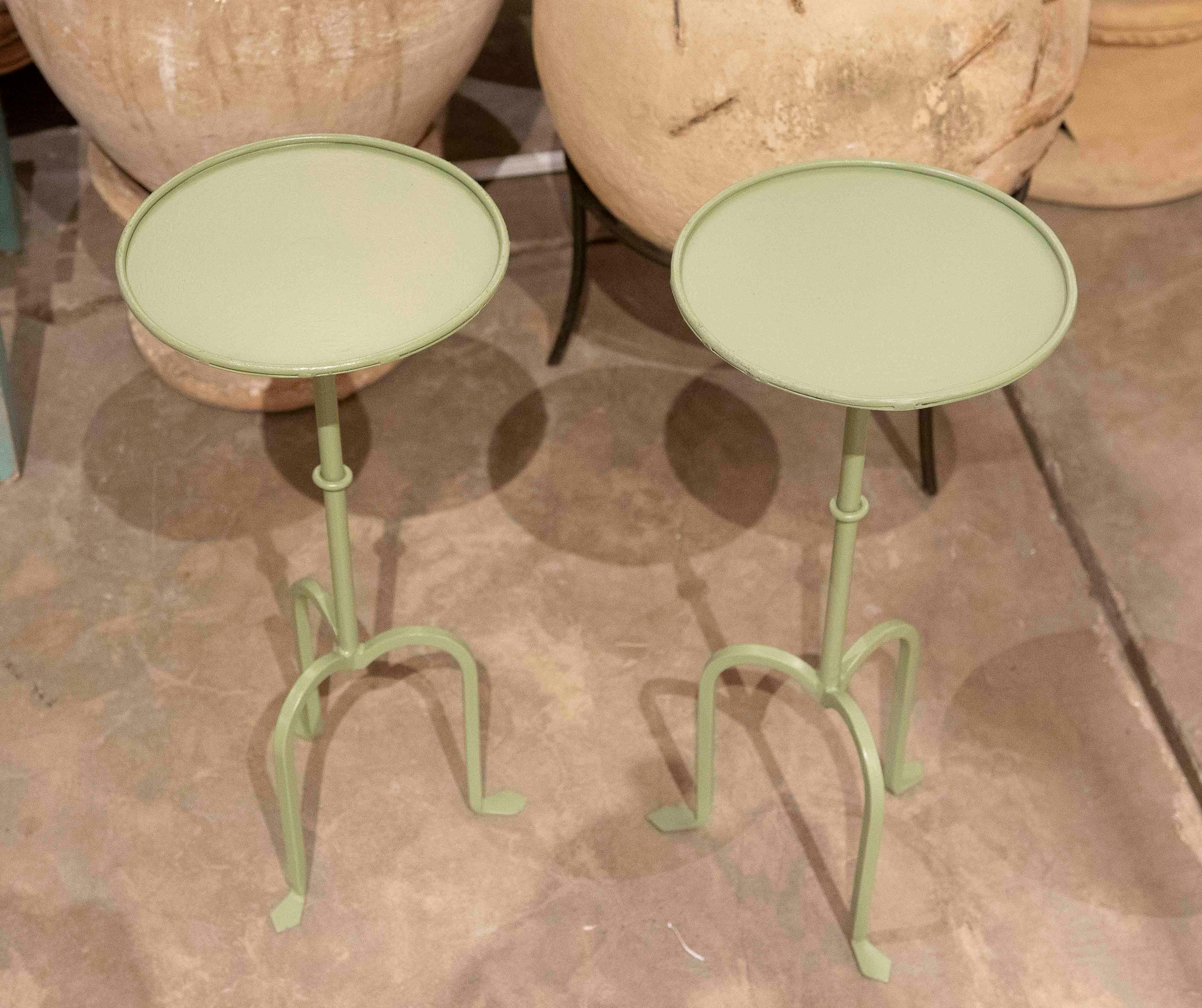 Paire de tables d'appoint en fer peintes en vert aqua en vente 1