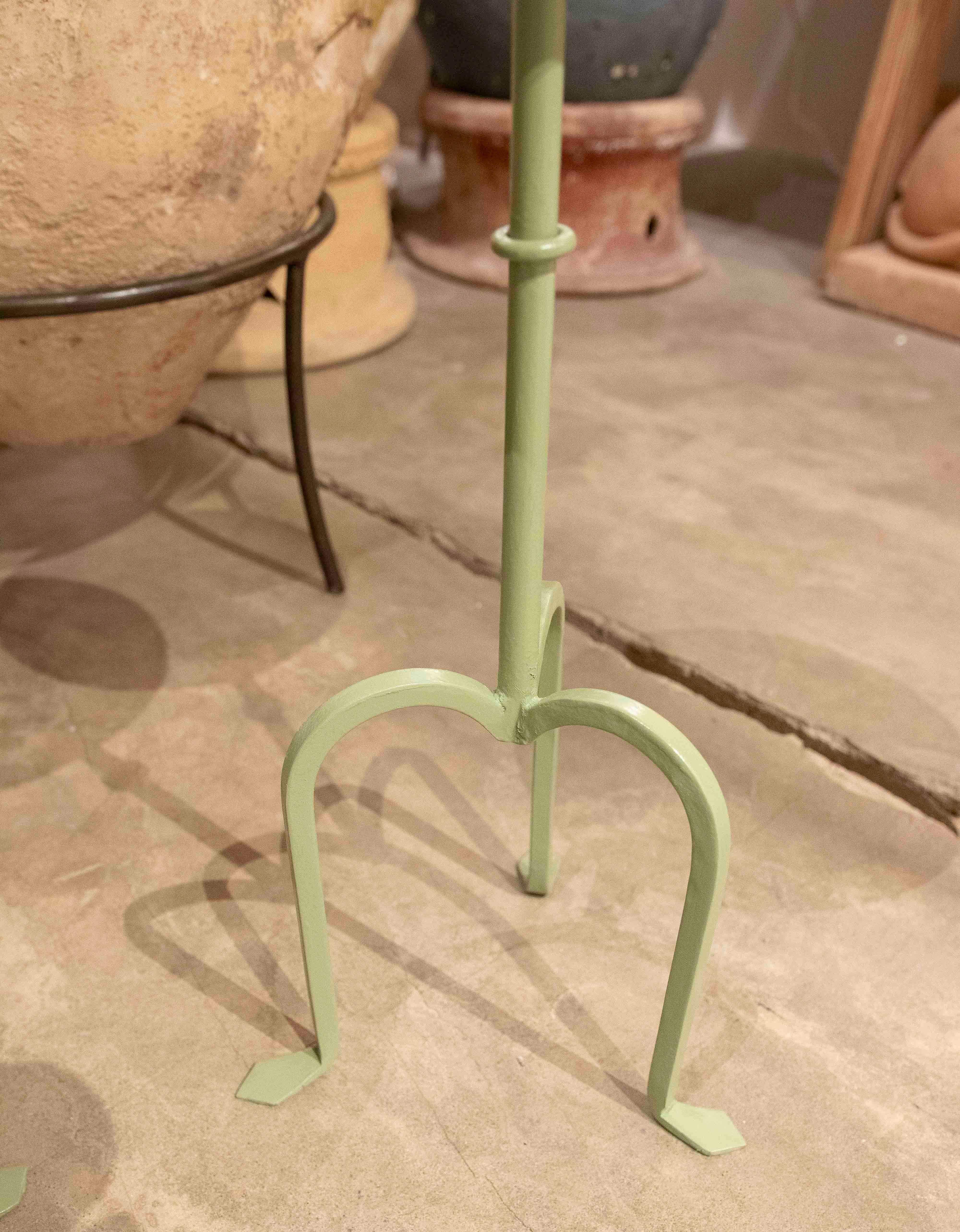 Paire de tables d'appoint en fer peintes en vert aqua en vente 2