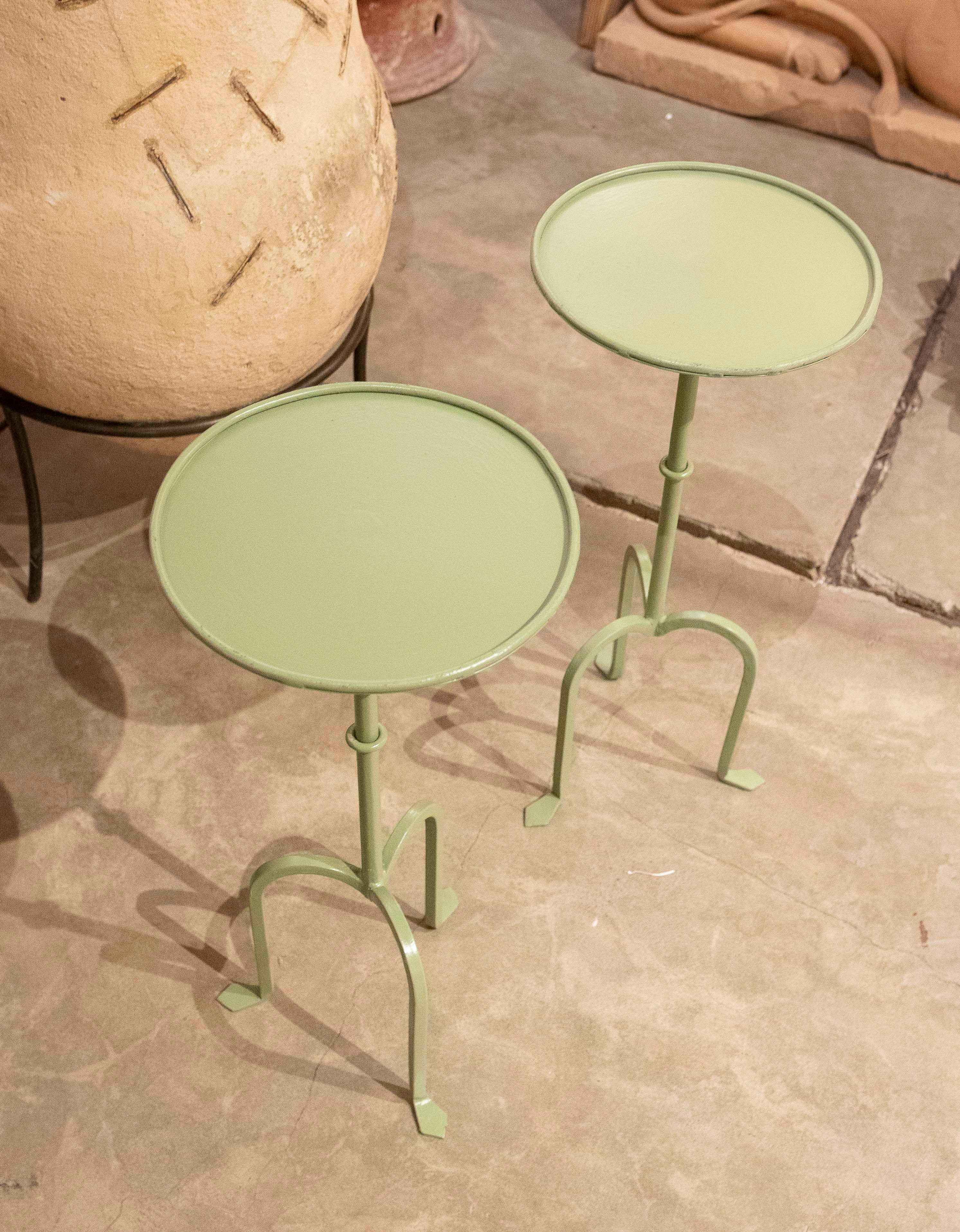 Paire de tables d'appoint en fer peintes en vert aqua en vente 3