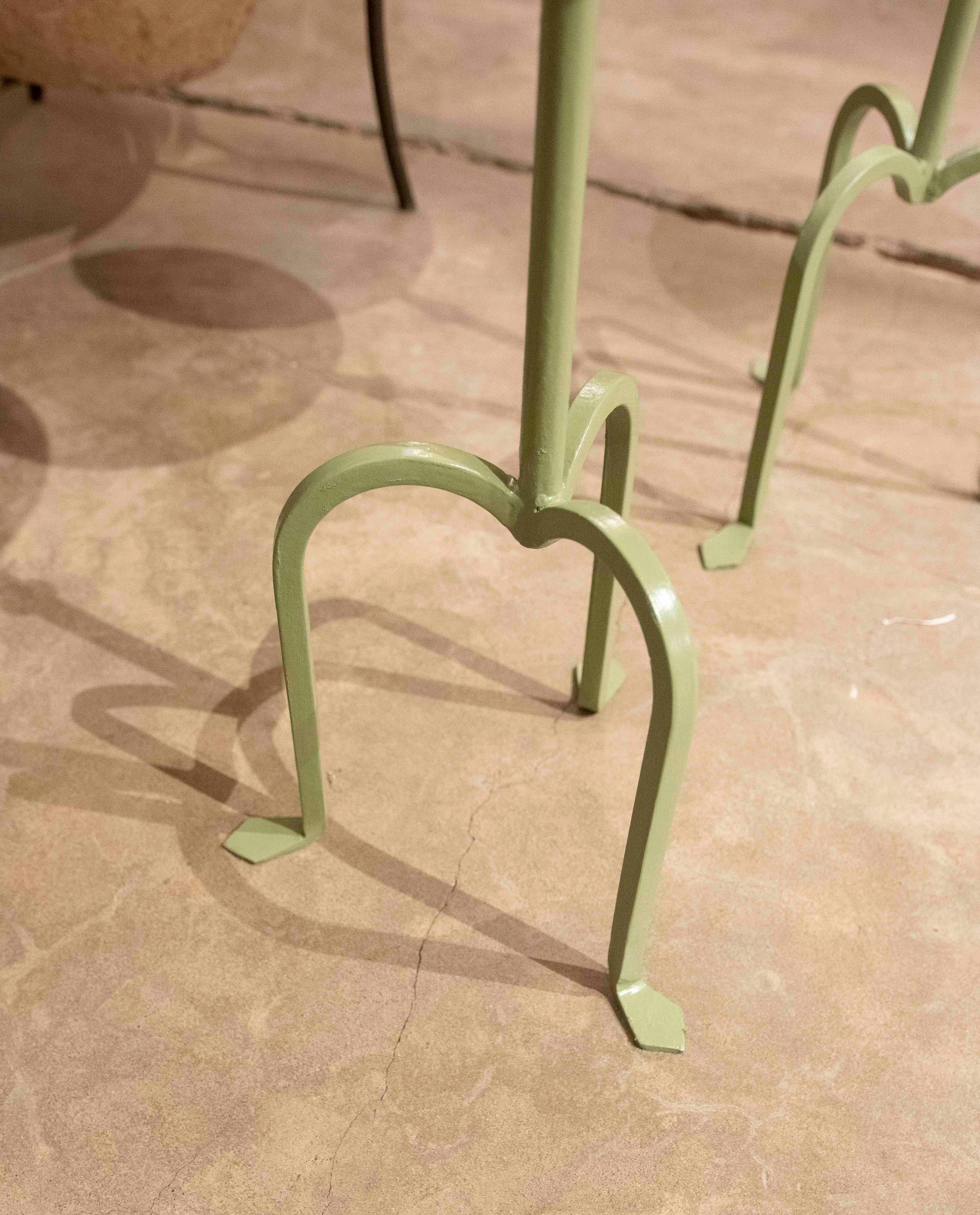 Paire de tables d'appoint en fer peintes en vert aqua en vente 4
