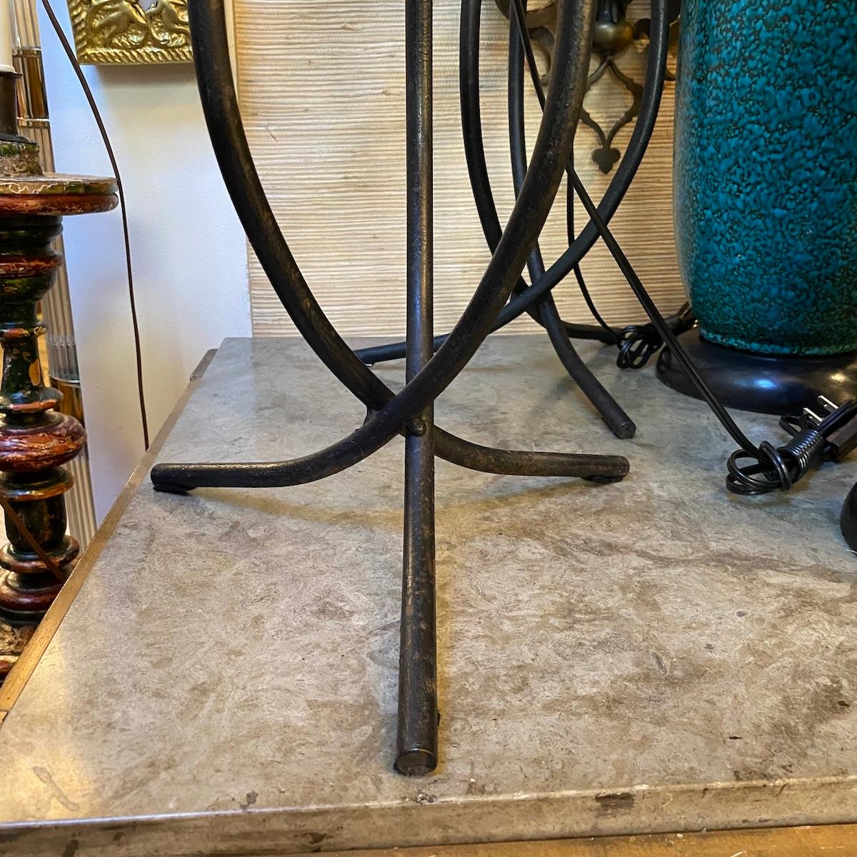 Paire de lampes de table en fer en vente 4