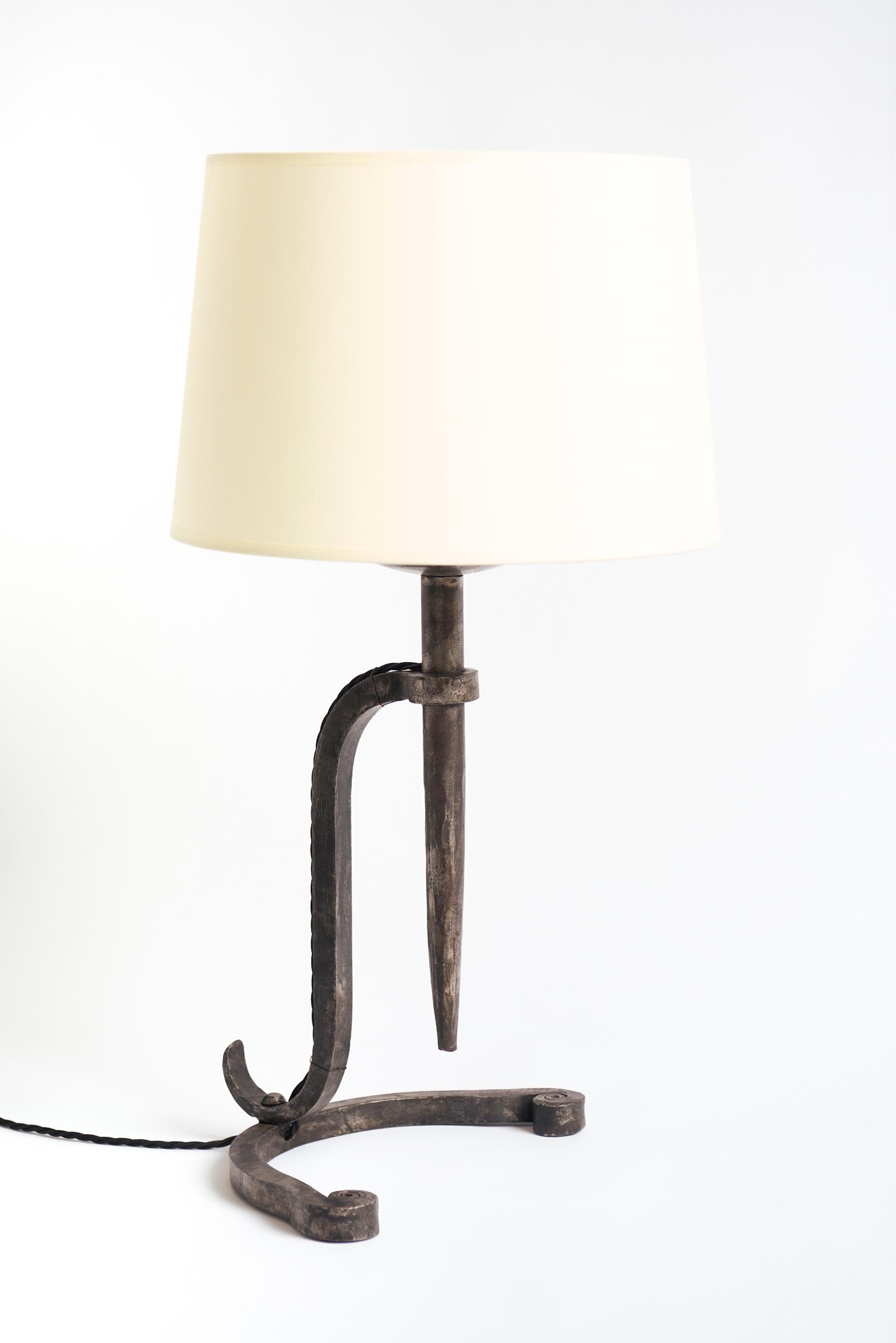 Paire de lampes de table en fer forgé
France, années 1950
Avec l'abat-jour : 67 cm de haut par 35,5 cm de diamètre
Base de la lampe uniquement : 48 cm de haut par 31 cm de large par 24,5 cm de profondeur