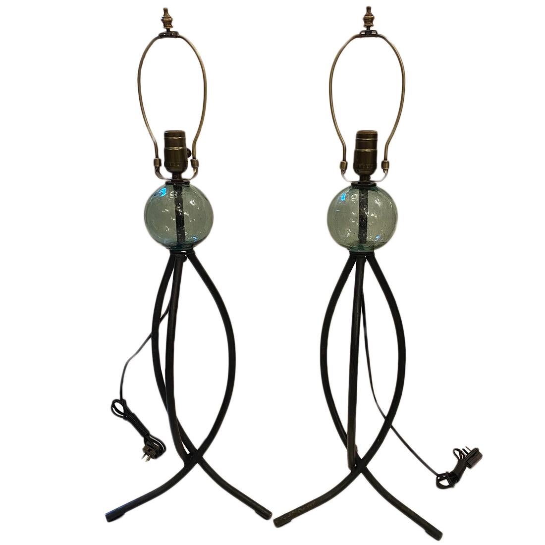 Paire de lampes italiennes vintage en fer avec des inserts en verre de mer.

Mesures :
Hauteur du corps : 21
Hauteur du reste de l'abat-jour : 29